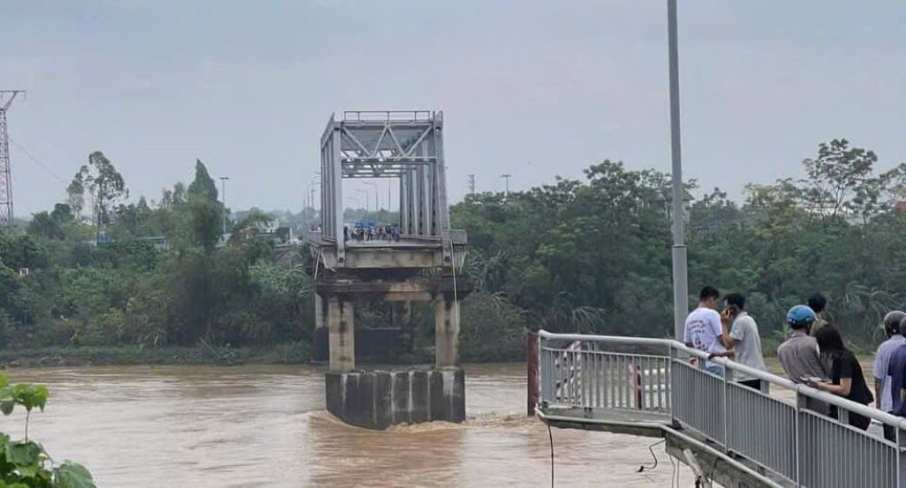 S&aacute;ng 9/9/2024, cầu Phong Ch&acirc;u bắc qua s&ocirc;ng Hồng nối liền huyện Tam N&ocirc;ng v&agrave; huyện L&acirc;m Thao, tỉnh tỉnh Ph&uacute; Thọ đ&atilde; bị sập.&nbsp;