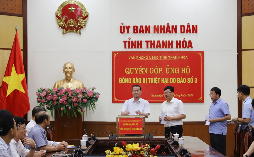 Chủ tịch UBND tỉnh Thanh H&oacute;a Đỗ Minh Tuấn c&ugrave;ng c&aacute;c c&aacute;n bộ, người PG88 Sòng bạc trực tuyến TOP 1 Việt Nam | Casino, Nổ Hũ cơ quan Văn ph&ograve;ng UBND tỉnh Thanh H&oacute;a thực hiện ủng hộ