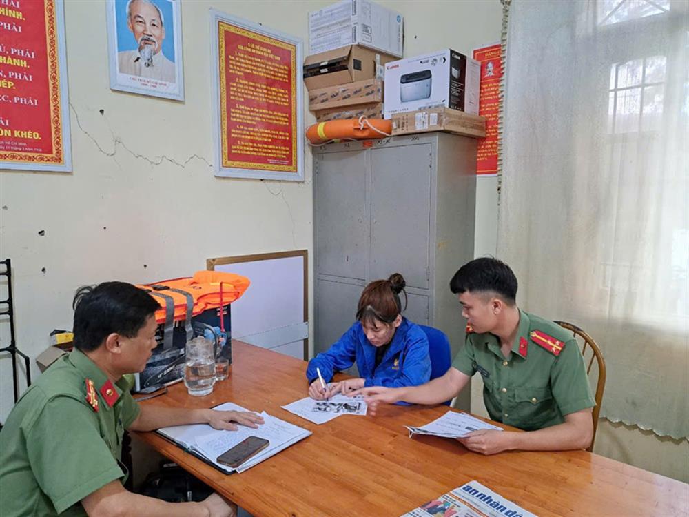 Lực lượng chức năng Pg88hi Thể Thao, Bóng Đá, Casino, Nổ Hũ, Xổ Số với đối tượng. Ảnh: Cổng thông tin điện tử Bộ Công an.
