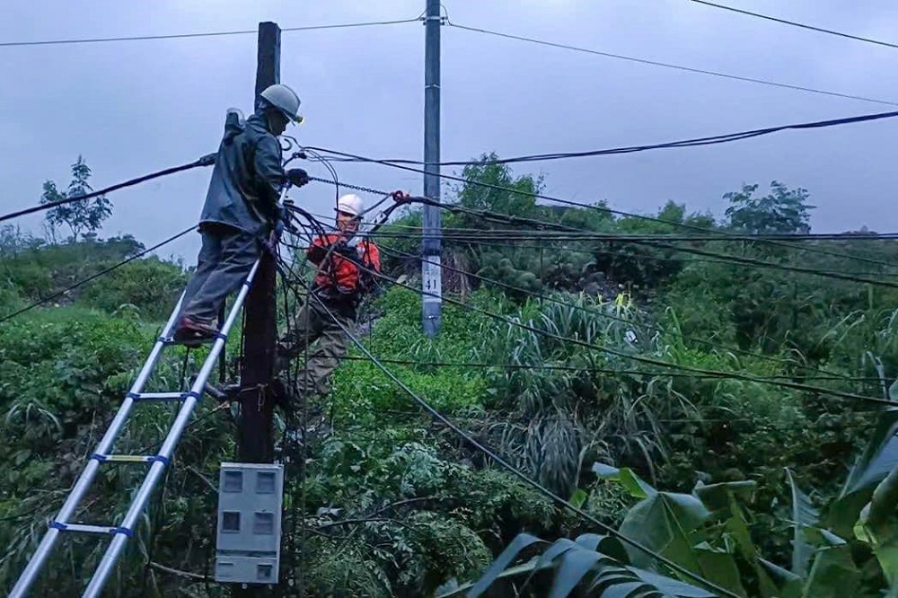 Lưới điện trung, hạ &aacute;p ở nhiều tỉnh, th&agrave;nh phố ph&iacute;a Bắc bị sự cố g&acirc;y gi&aacute;n đoạn cung cấp điện diện rộng.