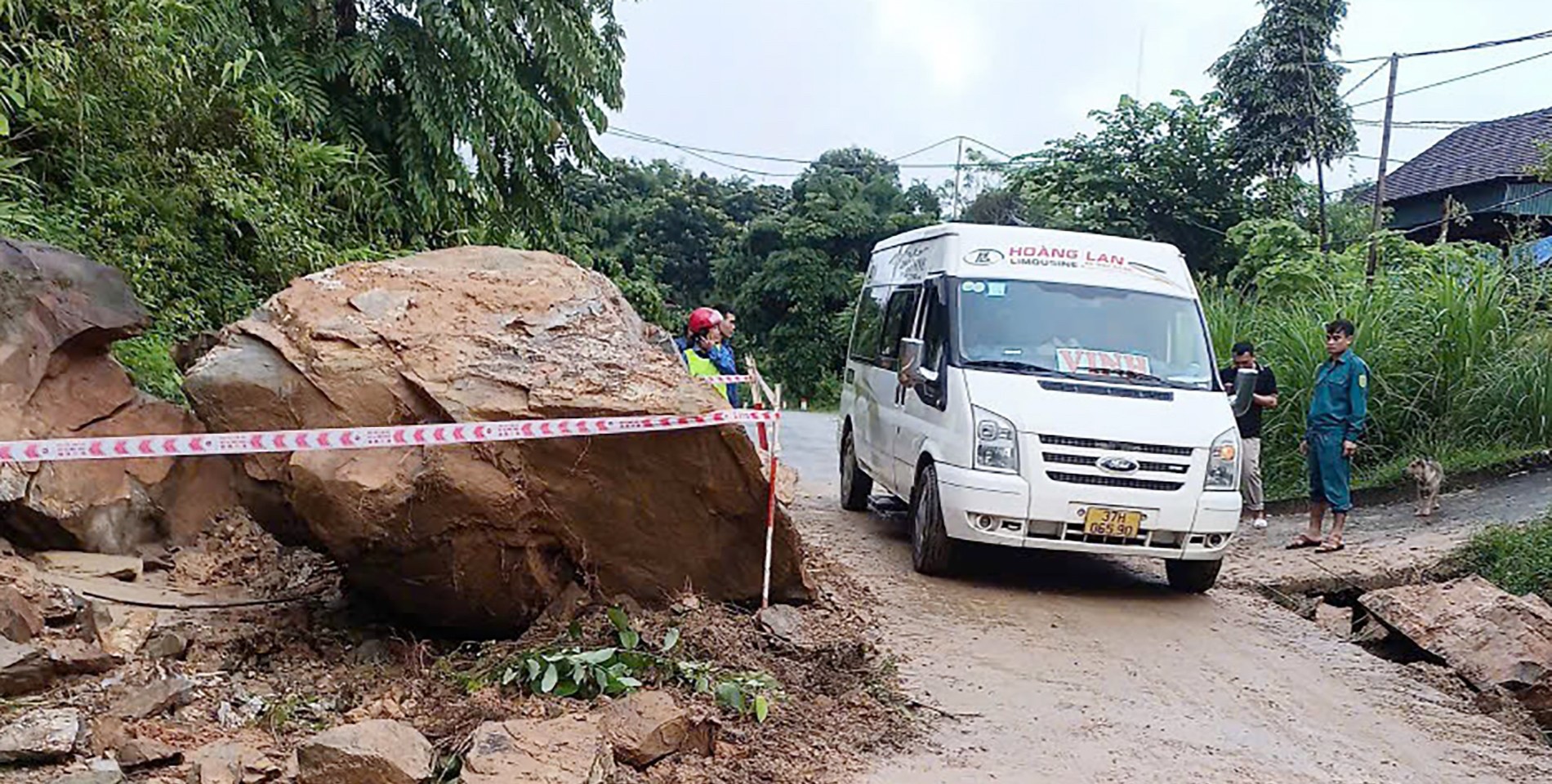 Quốc lộ 48, đoạn qua x&atilde; Th&ocirc;ng Thụ, huyện Quế Phong (Nghệ An) bị sạt lở đ&atilde; được th&ocirc;ng xe một b&ecirc;n. Ảnh: Lan Hương