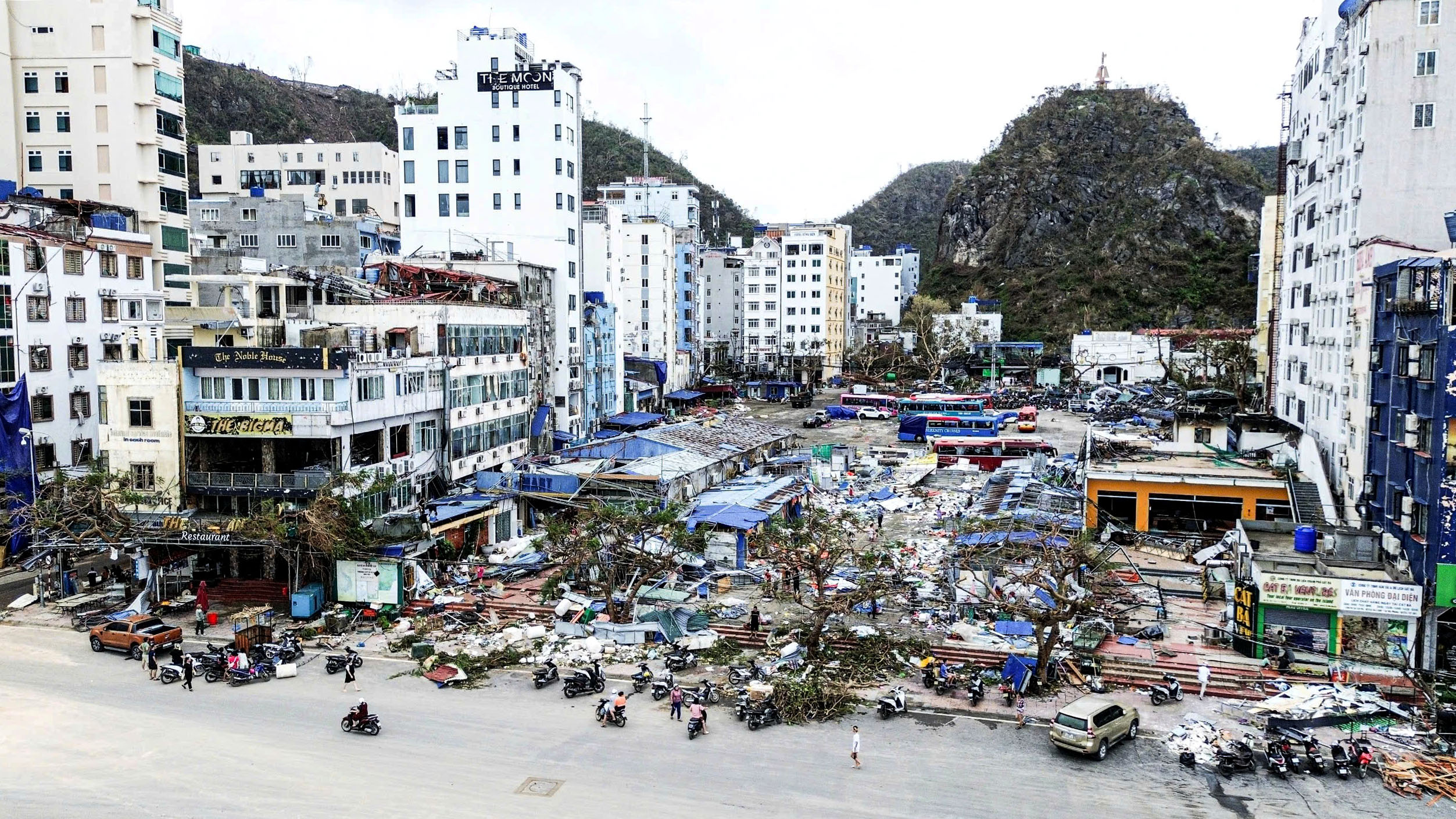 Đảo du lịch Cát Bà tan hoang sau bão