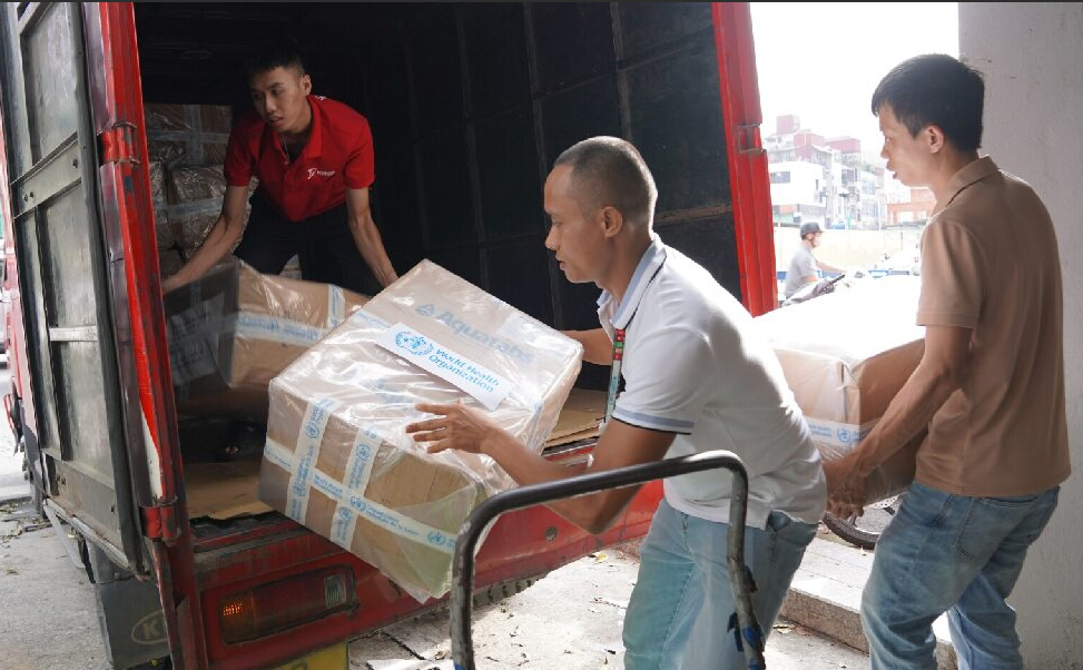 Bàn giao hỗ trợ cho Bộ Y tế để chuyển đến người dân vùng lũ. Ảnh: WHO.