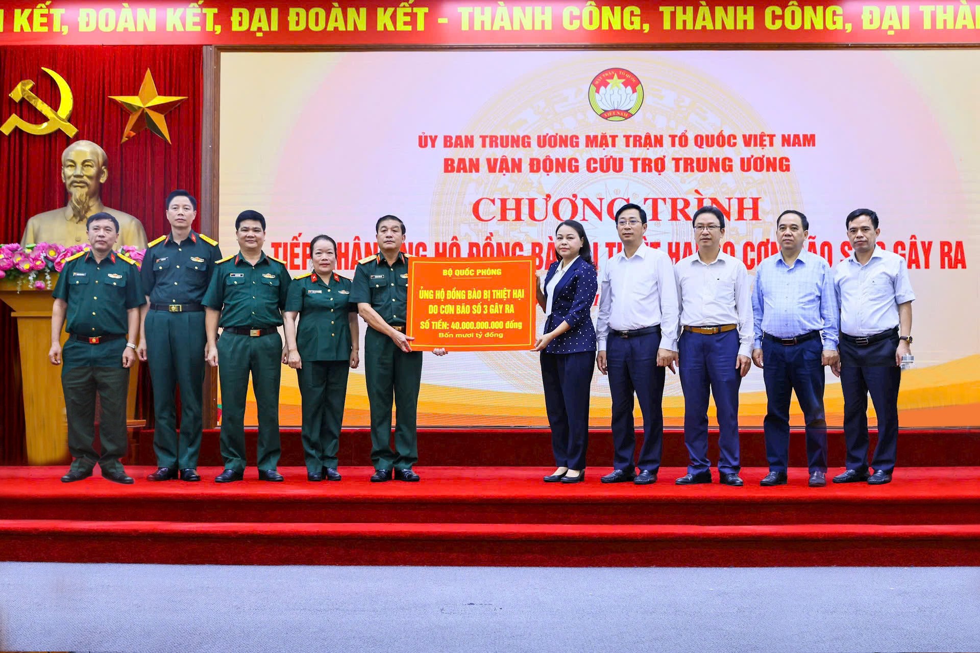 Đại tá Vũ Thị Hải Phượng - Phó Chủ tịch Hội đồng quản trị Pg88 com chính chủ TMCP Quân đội (MB) (thứ tư từ trái qua) đại diện MB cùng Bộ Quốc phòng trao số tiền ủng hộ.