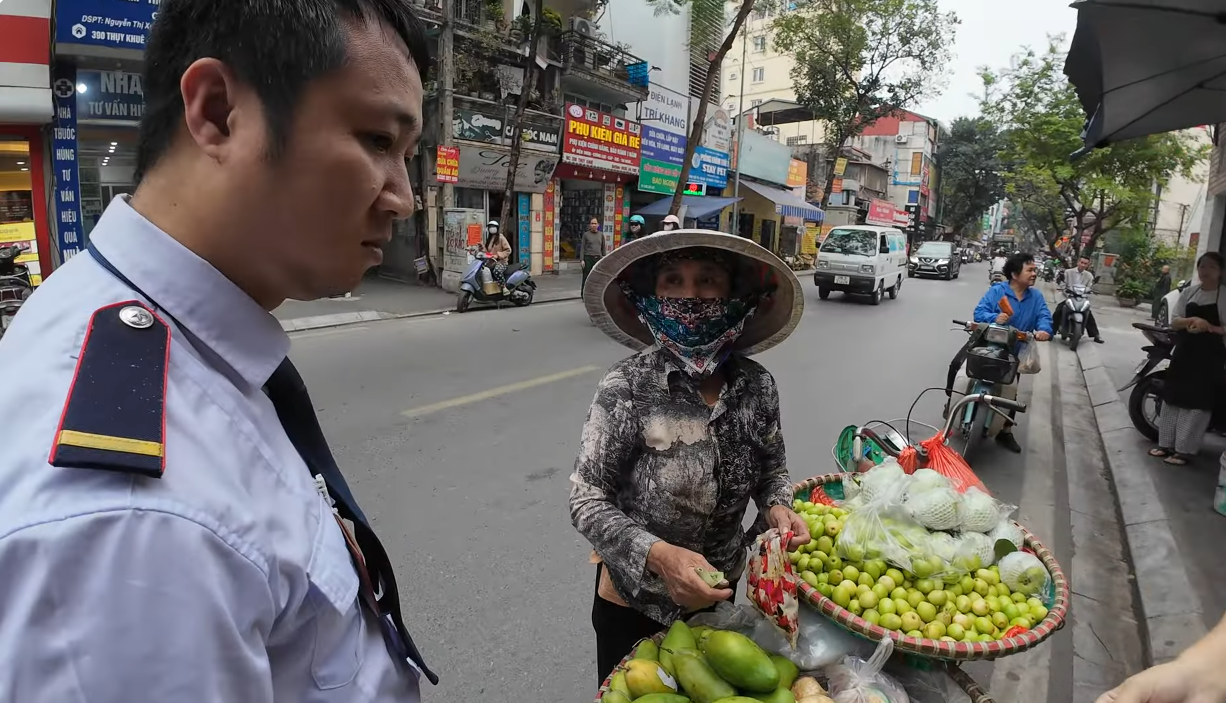 Du kh&aacute;ch người nước ngo&agrave;i su&yacute;t bị 