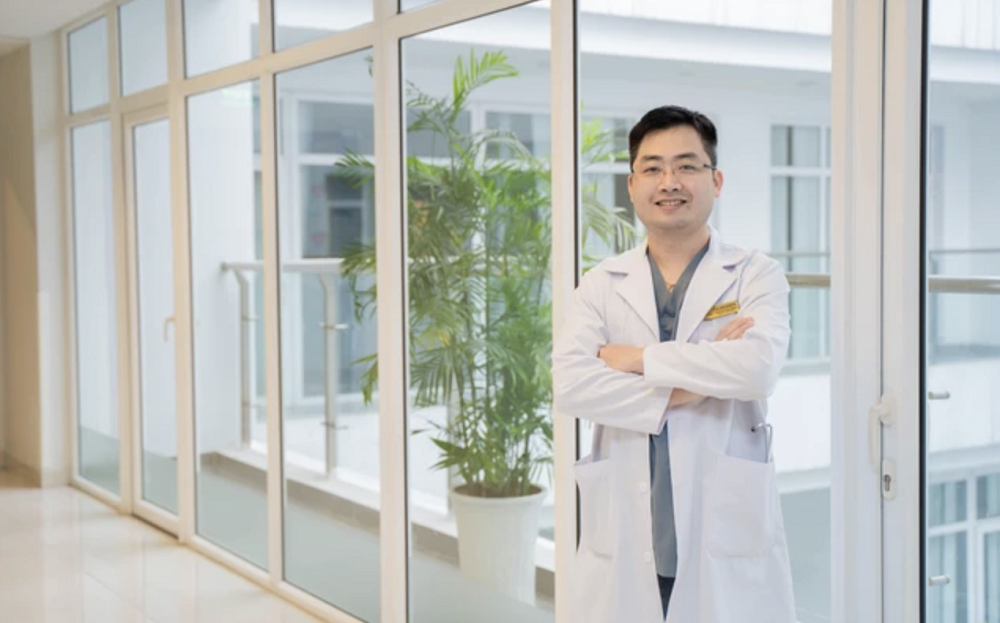 TS.BS Đặng Quang Huy - “Bác sĩ nội soi thắp sáng trái tim” với hơn 2,500 ca phẫu thuật tim, trong đó có hơn 600 ca nội soi tim toàn bộ.