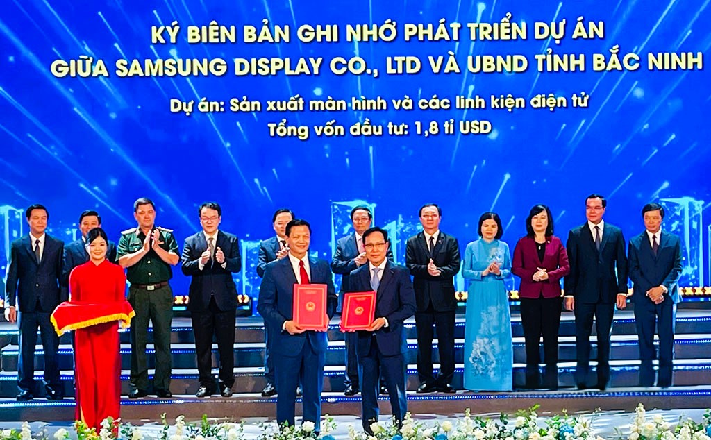 UBND tỉnh Bắc Ninh trao thỏa thuận hợp tác PG88 hơn 2,1 triệu thành viên Link Trang Chủ PG88.Com Mới #2026 với Samsung Display tại Hội nghị. Ảnh: Báo Bắc Ninh.