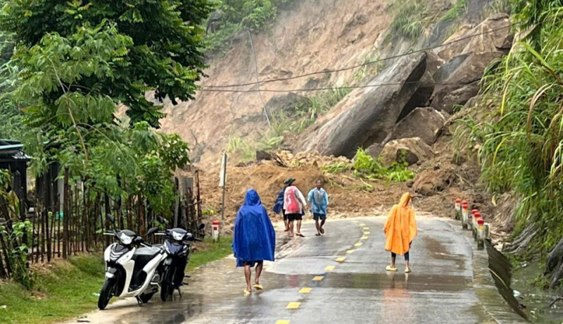 Đất đ&aacute; sạt xuống đường ở Mường L&aacute;t khiến giao th&ocirc;ng bị chia cắt