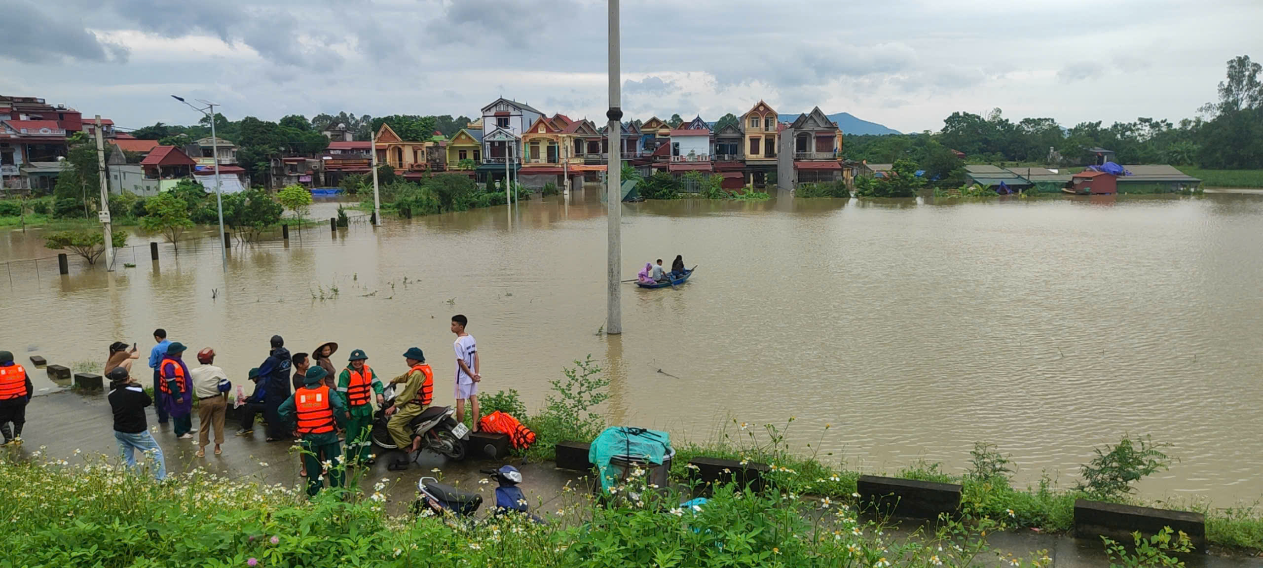 C&aacute;c lực lượng năng hỗ trợ sơ t&aacute;n người d&acirc;n khu vực bị ngập lụt tại th&agrave;nh phố Thanh H&oacute;a
