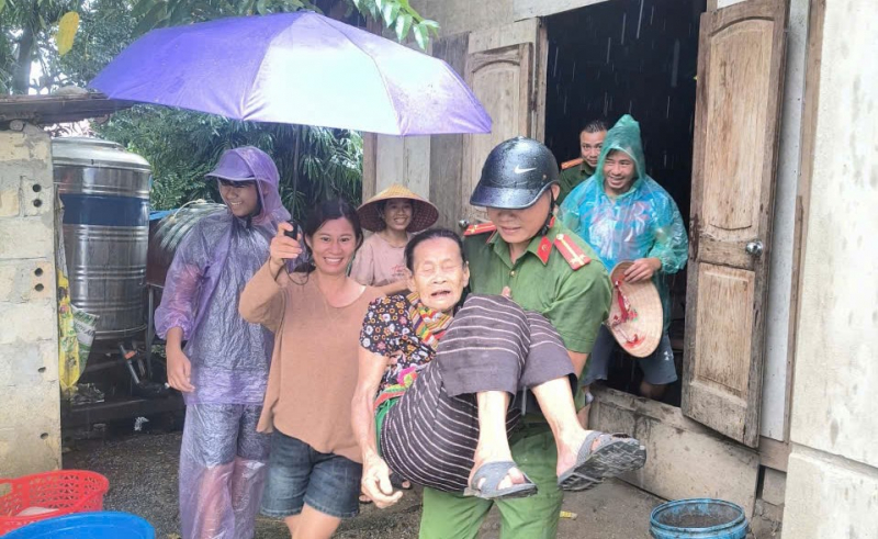 C&ocirc;ng an x&atilde; P&ugrave; Nhi, huyện Mường L&aacute;t di dời người v&agrave; t&agrave;i sản của Nh&acirc;n d&acirc;n đến nơi tr&aacute;nh tr&uacute; an to&agrave;n