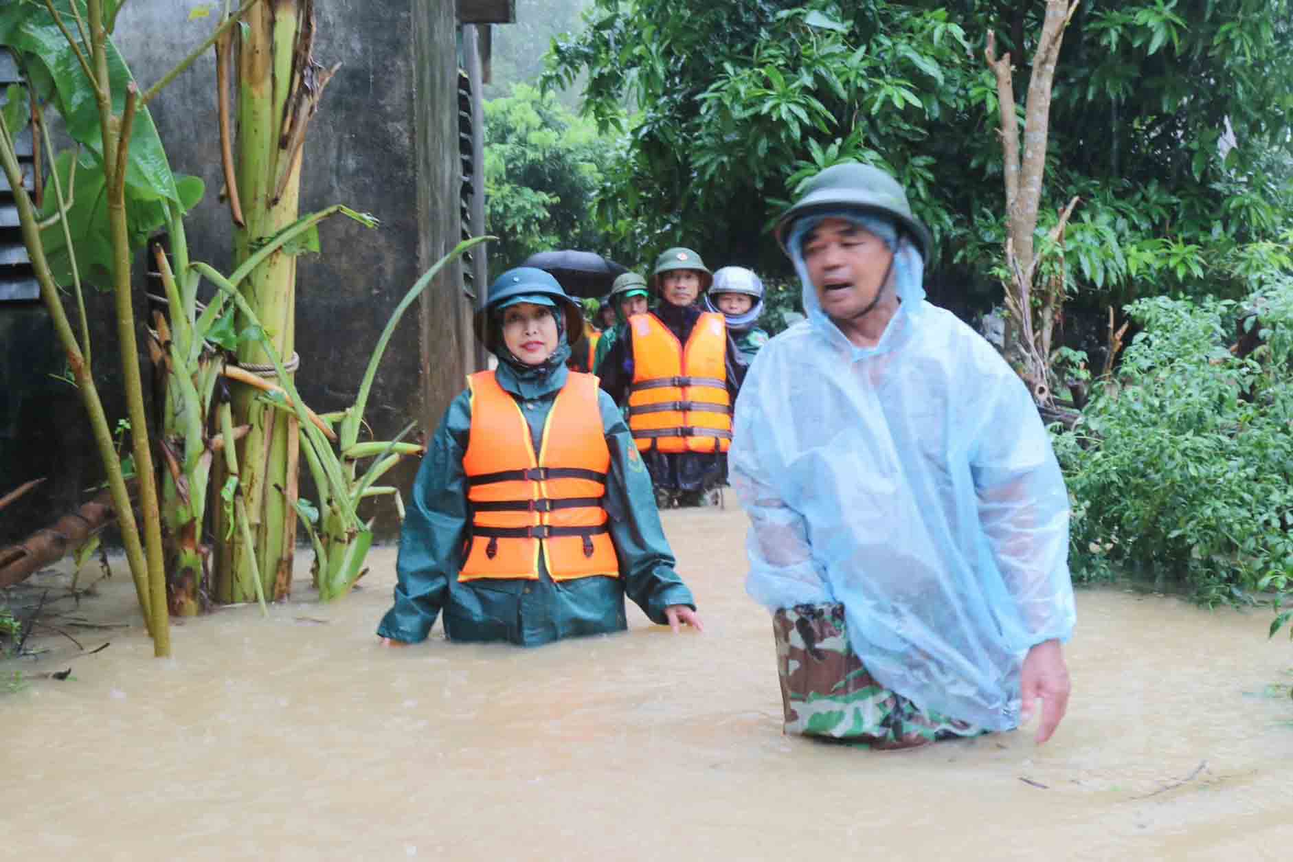 Do mưa lớn nên thôn Hồng Lam, xã Xuân Giang, Nghi Xuân  (Hà Tĩnh) bị ngập sâu. Ảnh Hồng Quang