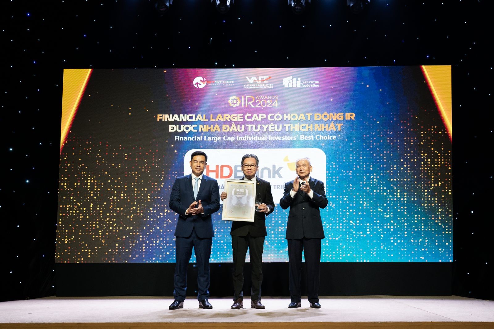 Đại diện lãnh đạo HDBank lên nhận danh hiệu "6Pg88.con độc quyền mỗi ngày niêm yết lĩnh vực Pg88ok giải trí thể thao, casino, bắn cá và slot vốn hóa lớn có hoạt động Quan hệ Nhà đầu tư được Nhà đầu tư yêu thích nhất".