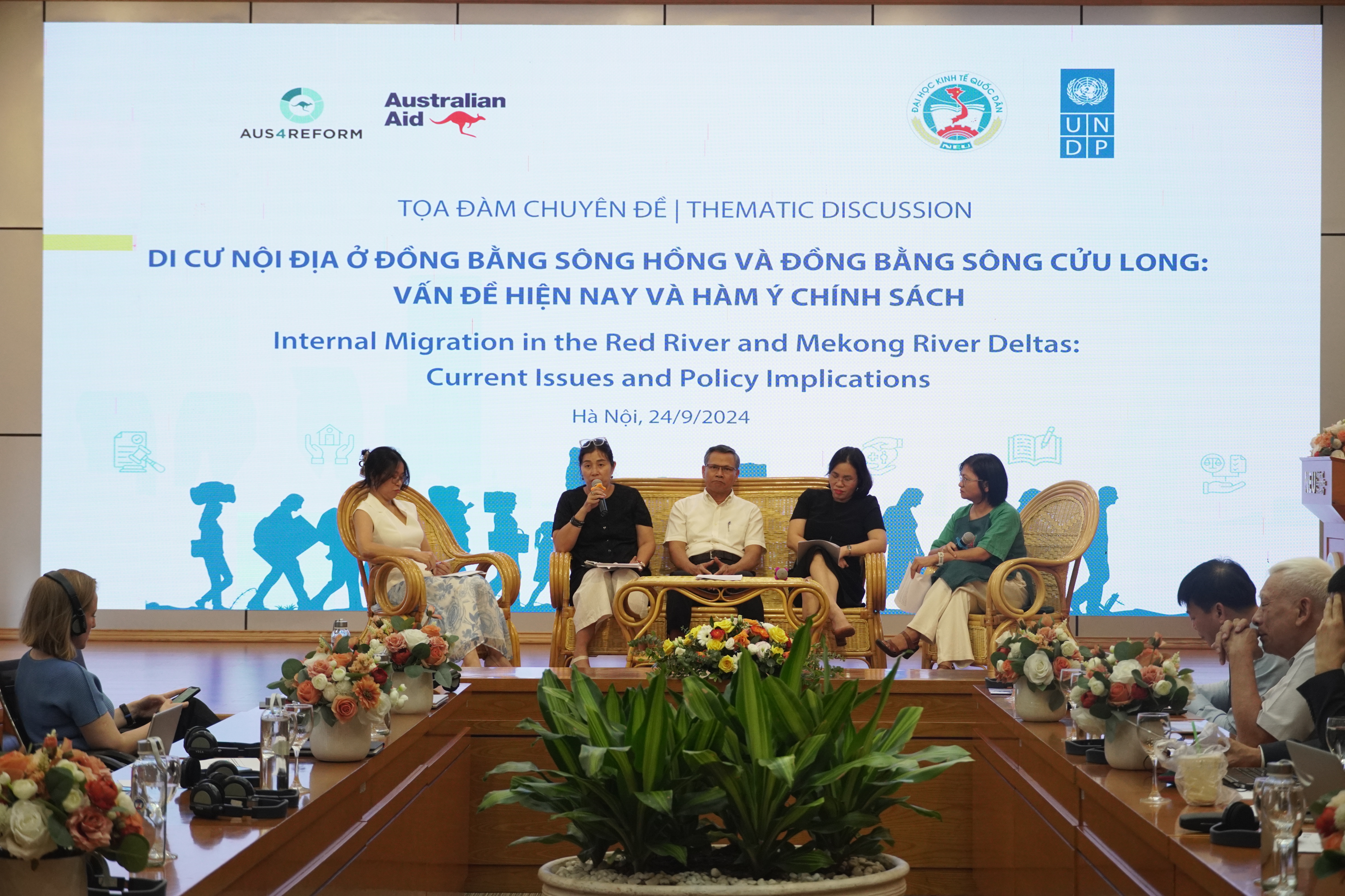 C&aacute;c chuy&ecirc;n gia chia sẻ tại tọa đ&agrave;m.