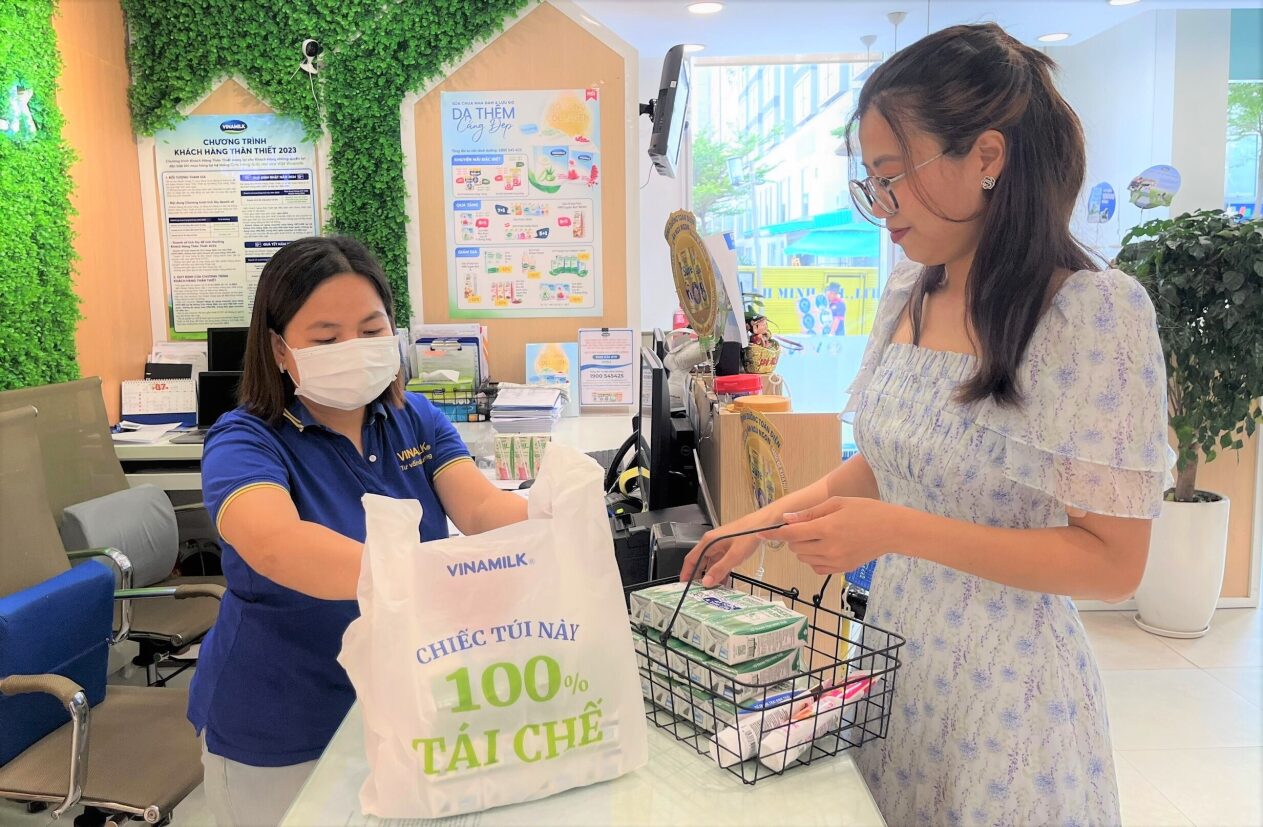 Ng&agrave;nh thực phẩm v&agrave; đồ uống của Việt Nam được xếp v&agrave;o một trong c&aacute;c thị trường hấp dẫn nhất tr&ecirc;n to&agrave;n cầu, v&agrave; đứng thứ 10 Ch&acirc;u &Aacute;.