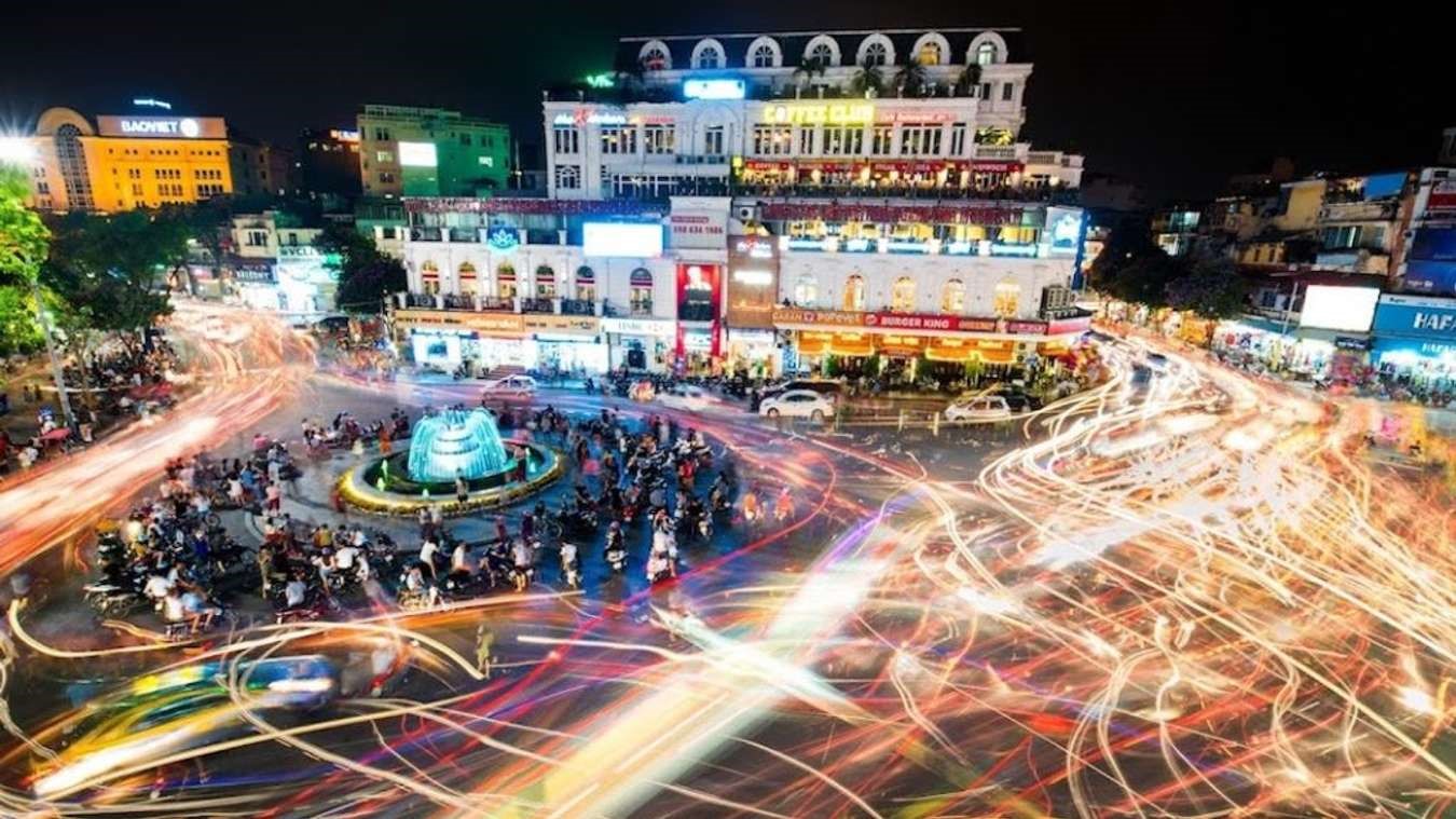 Giao thương sầm uất tại Quảng trường Đ&ocirc;ng Kinh Nghĩa Thục (H&agrave; Nội).