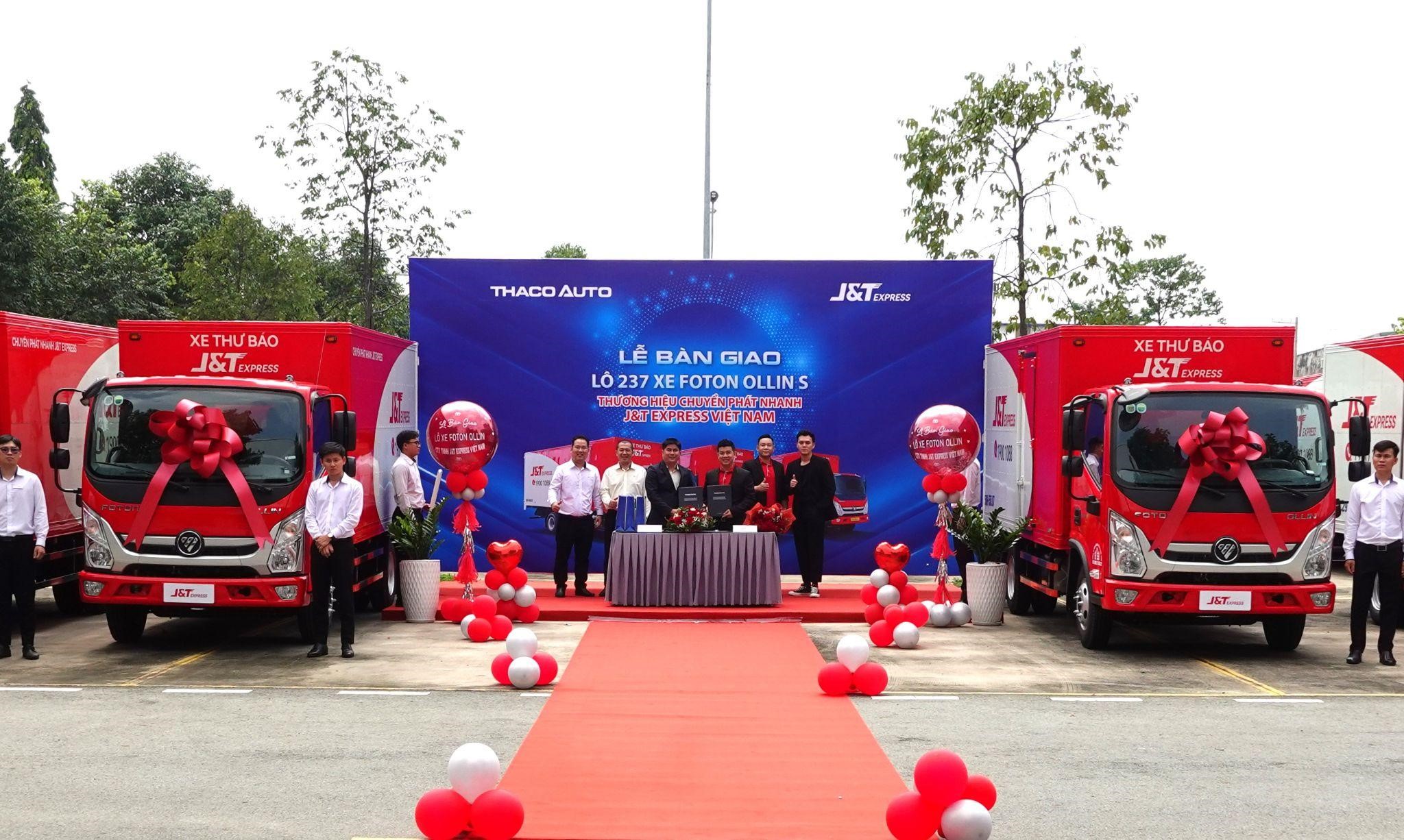Đại diện J&T Express Việt Nam v&agrave; đại diện Thaco Auto tại lễ nhận b&agrave;n giao xe.