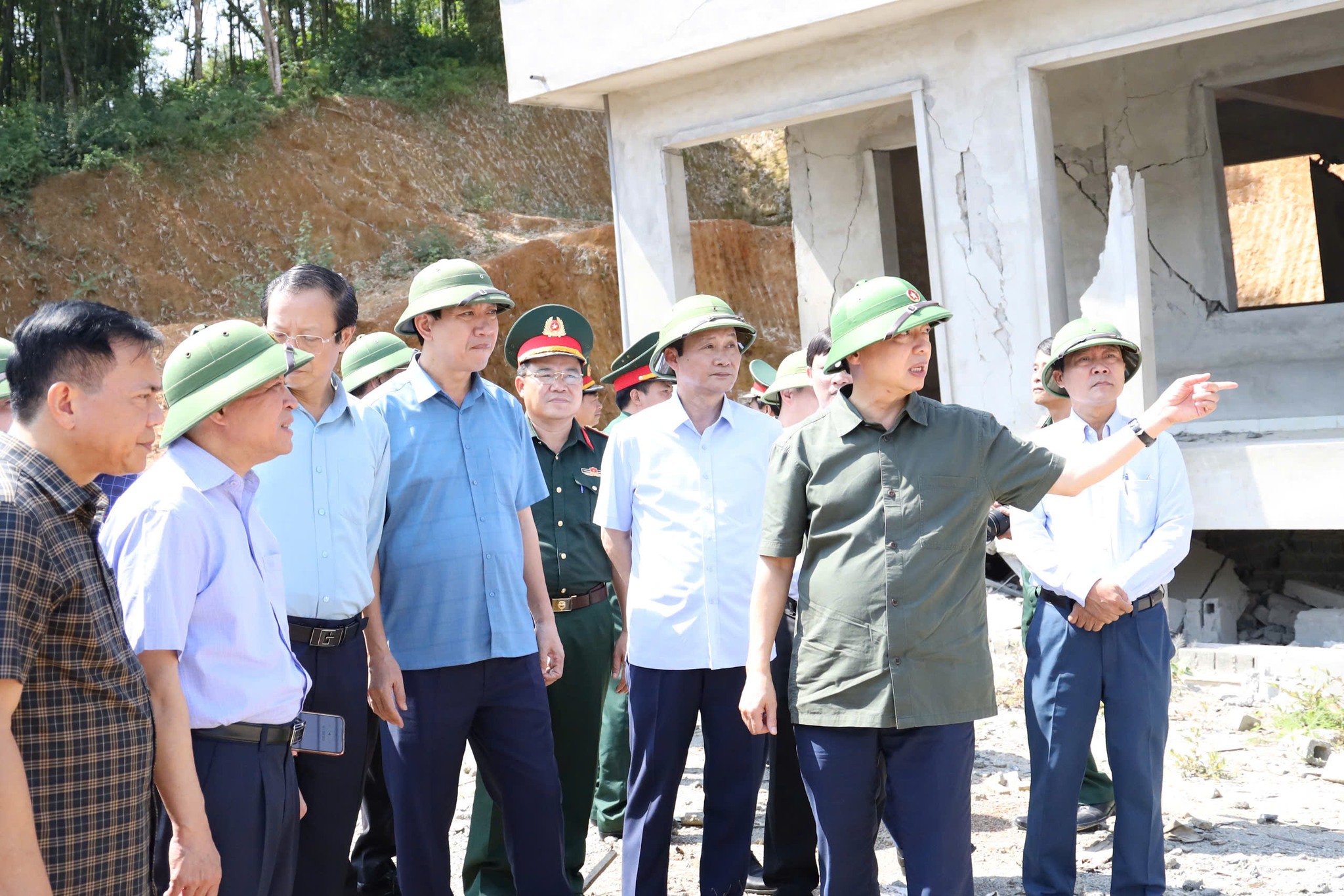 Phó Thủ tướng Trần Hồng Hà kiểm tra khắc phục mưa lũ tại Thanh Hóa