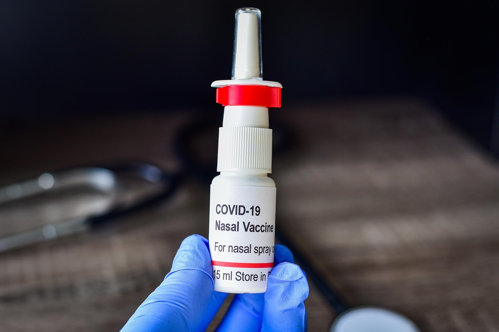 Viện Y tế Quốc gia Mỹ cũng đ&atilde; bắt đầu thử nghiệm giai đoạn một với vaccine Covid-19&nbsp; dạng xịt mũi.