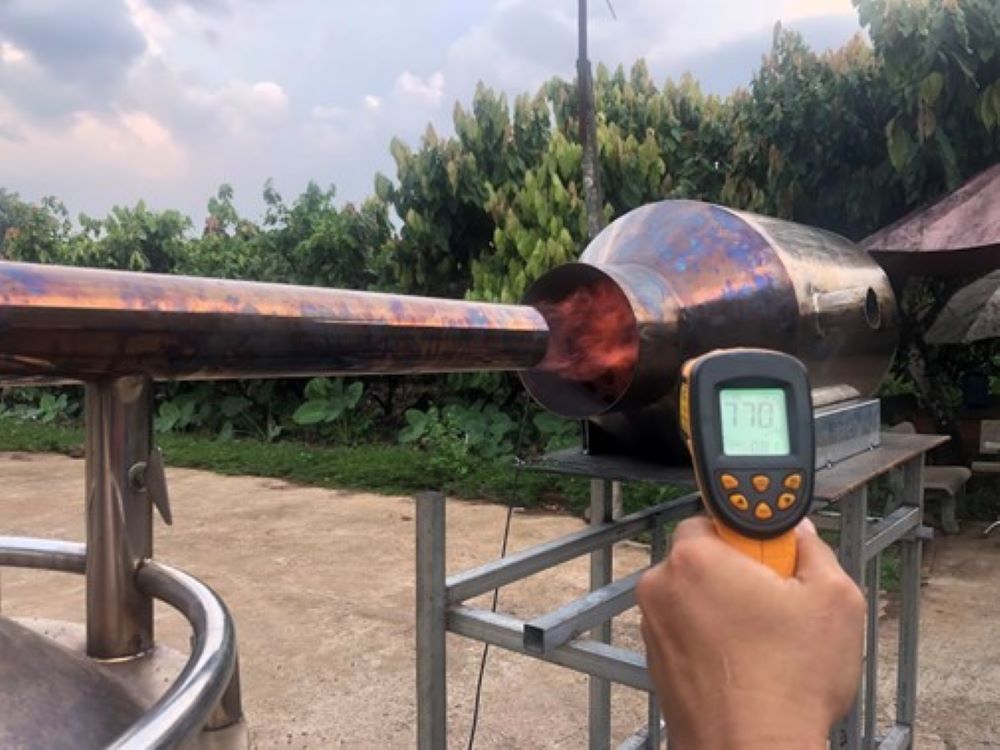 Vỏ quả ca cao được chuyển h&oacute;a th&agrave;nh biochar chất lượng cao ở nhiệt độ l&ecirc;n đến 770&deg;C.&nbsp;Ảnh: Helvetas.