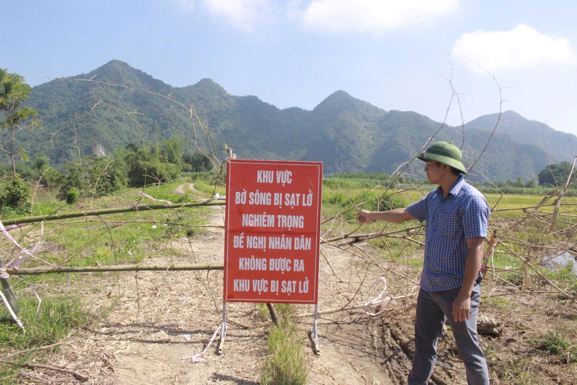 Lực lượng chức năng địa phương đặt biển cảnh b&aacute;o&nbsp;