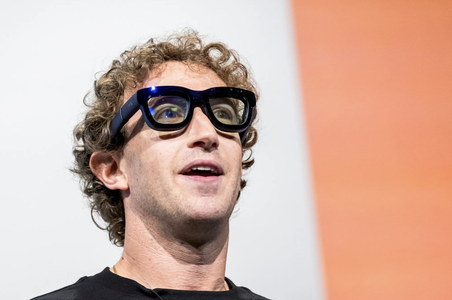 Mark Zuckerberg đeo chiếc kính thực tế tăng cường (AR) Orion của Meta Platforms - Ảnh: Bloomberg.
