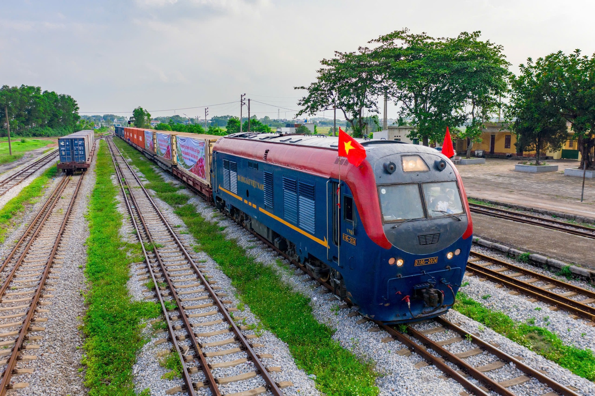 Từ ng&agrave;y 1/10, Tổng c&ocirc;ng ty Đường sắt Việt Nam (VNR) sẽ tạm ngừng t&iacute;nh năng &ldquo;mua v&eacute; giữ chỗ, trả tiền sau&rdquo;.