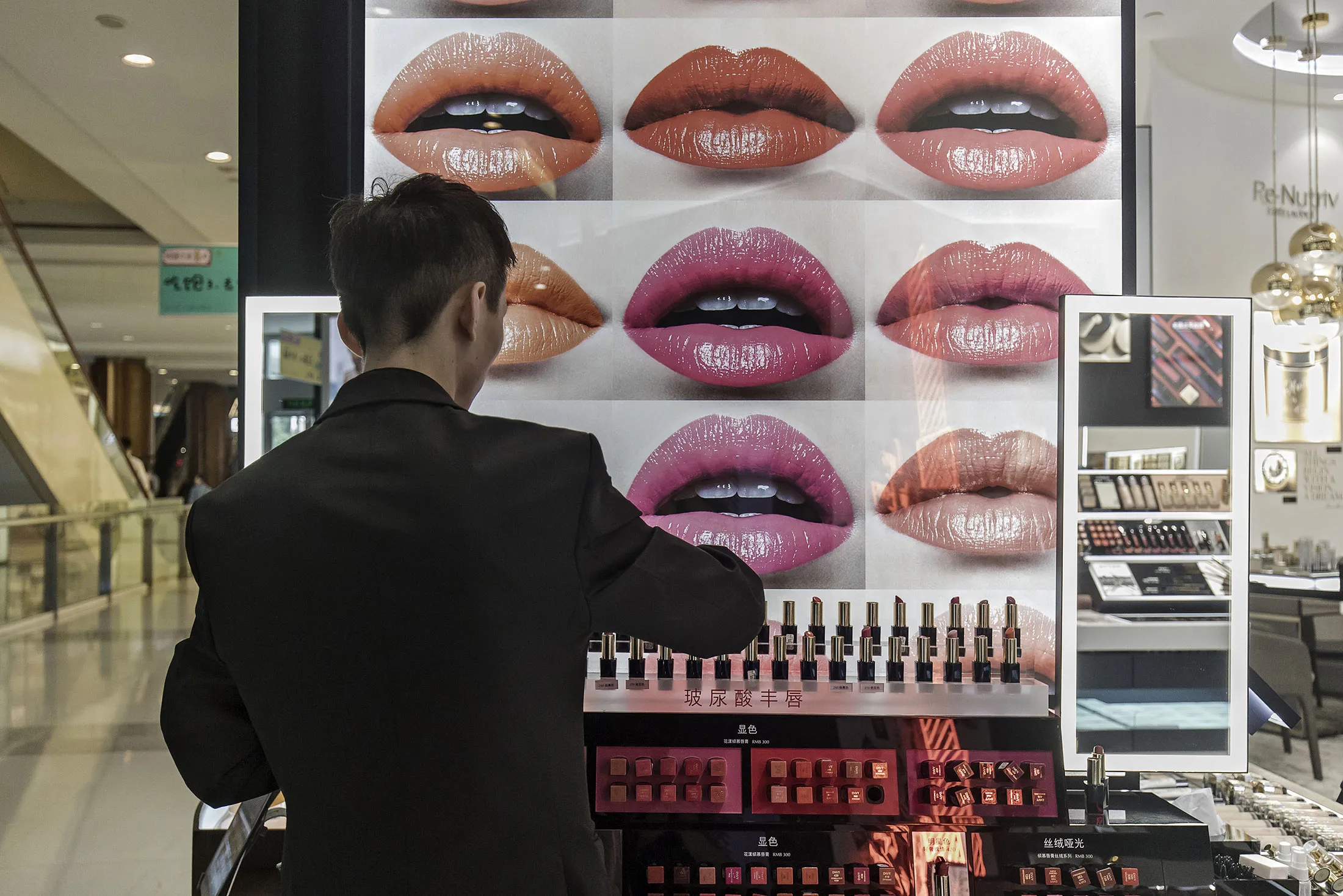 Một nghười ti&ecirc;u d&ugrave;ng Trung Quốc đang xem h&agrave;ng tại Est&eacute;e Lauder store ở&nbsp;Trung t&acirc;m Pg88ok ưu đãi hấp dẫn Raffles City, Thượng Hải.