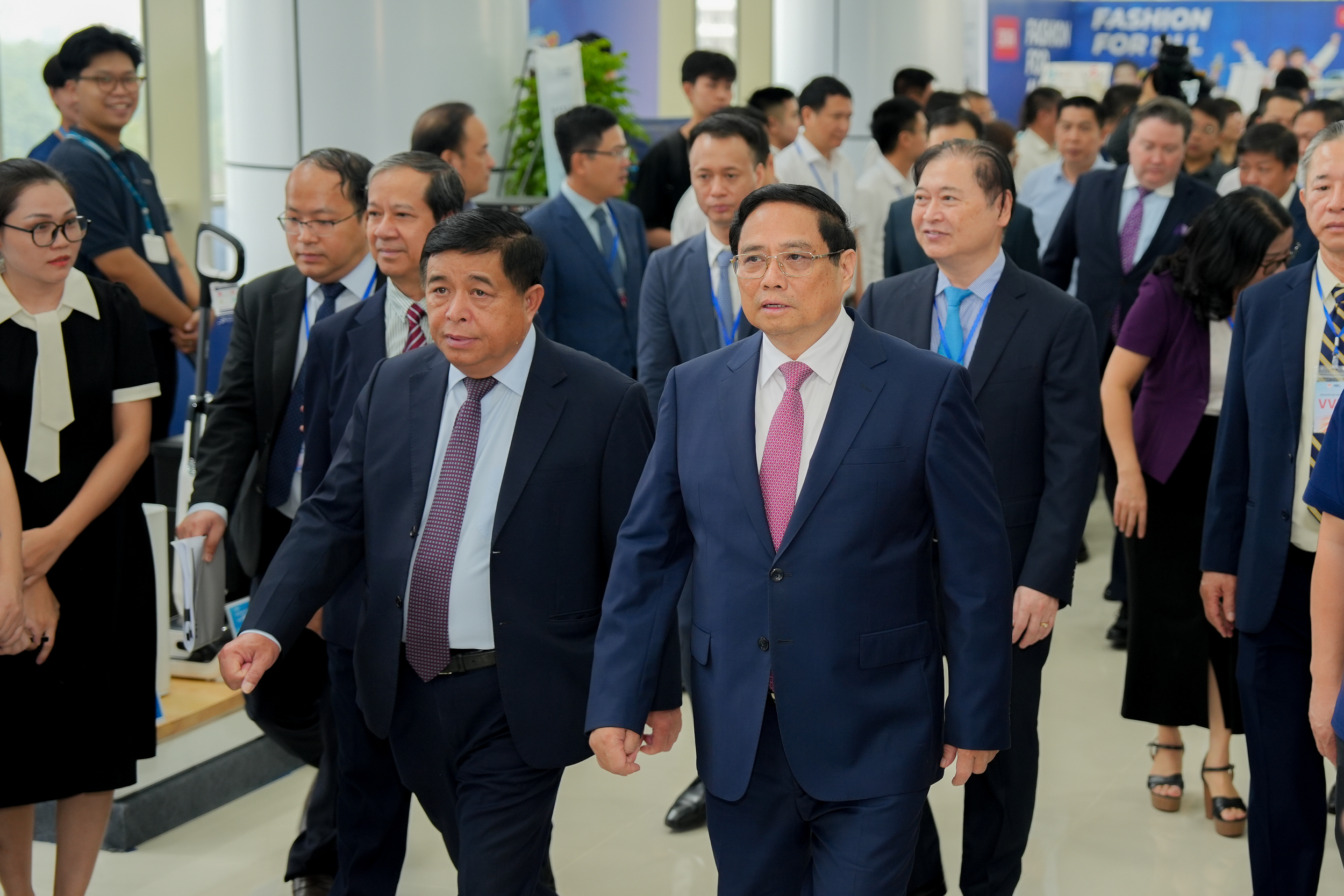 Bộ trưởng Nguyễn Chí Dũng: 