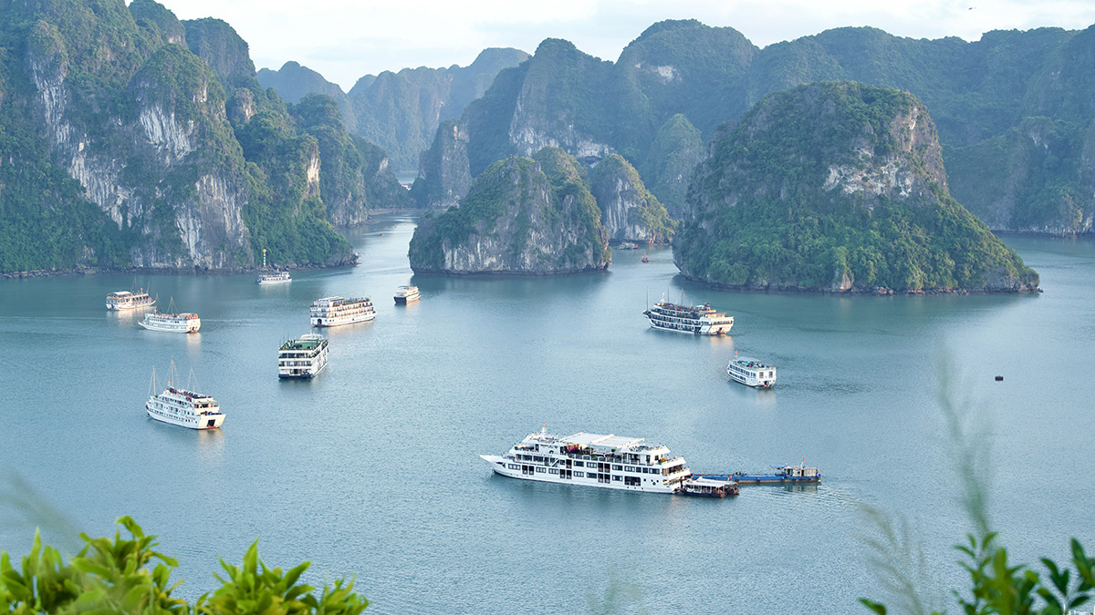 Đối với vịnh B&aacute;i Tử Long, căn cứ kết cấu hạ tầng giao th&ocirc;ng đường thuỷ nội địa hiện c&oacute;, thống nhất đến năm 2025 bổ sung 100 t&agrave;u du lịch.