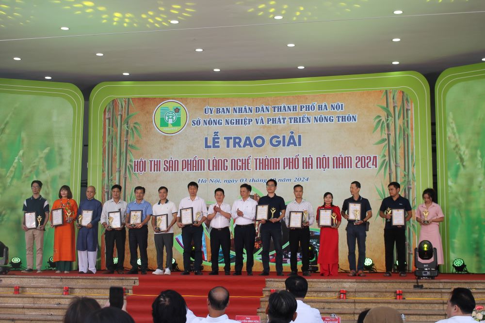 Trao giải Hội thi sản phẩm l&agrave;ng nghề H&agrave; Nội năm 2024. Ảnh Chu Kh&ocirc;i