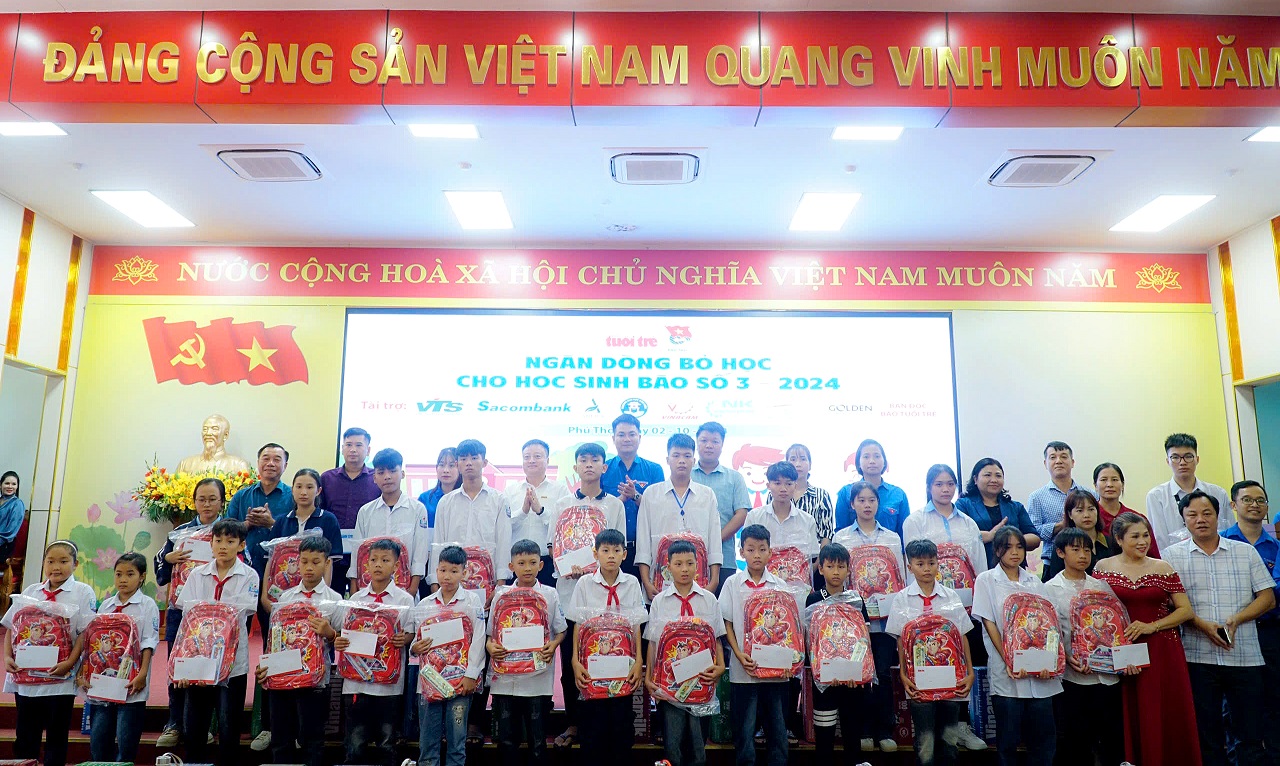 &Ocirc;ng Nguyễn Trần Sinh - Gi&aacute;m đốc Sacombank Chi nh&aacute;nh Ph&uacute; Thọ c&ugrave;ng đo&agrave;n trao học bổng 