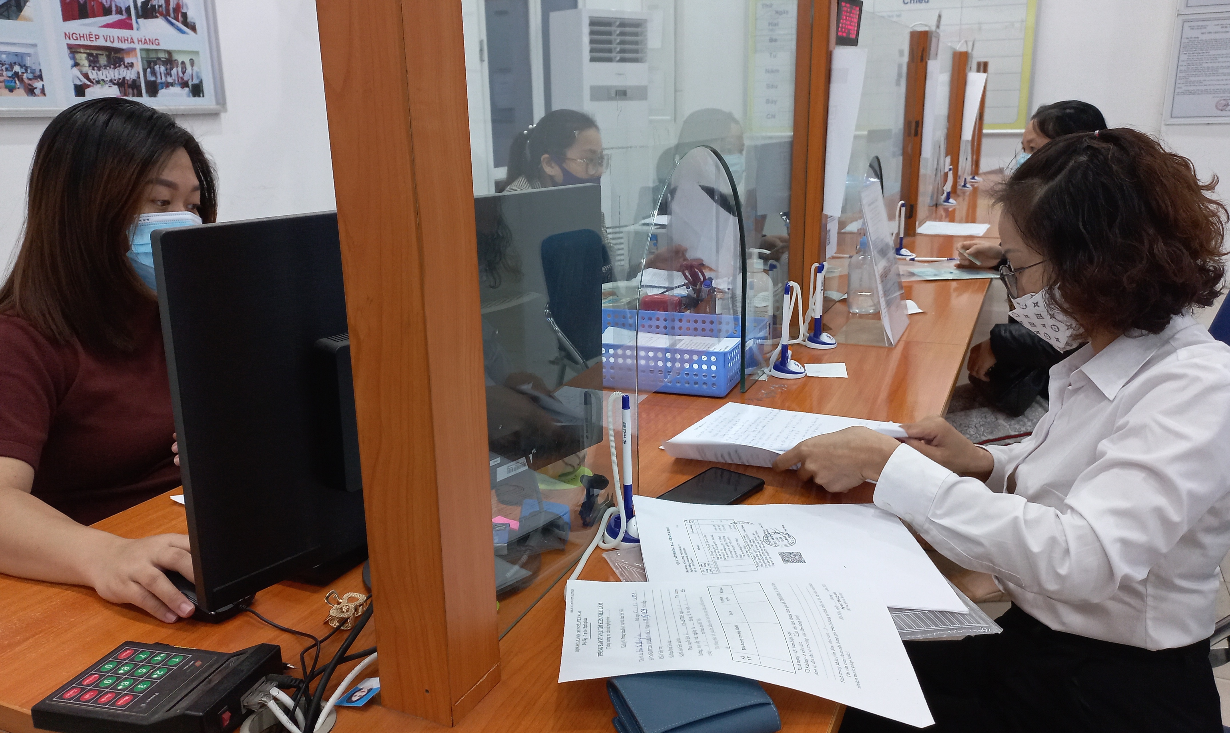 Người lao động nhận chế độ trợ cấp trong thời gian thất nghiệp. Ảnh: N.Dương.