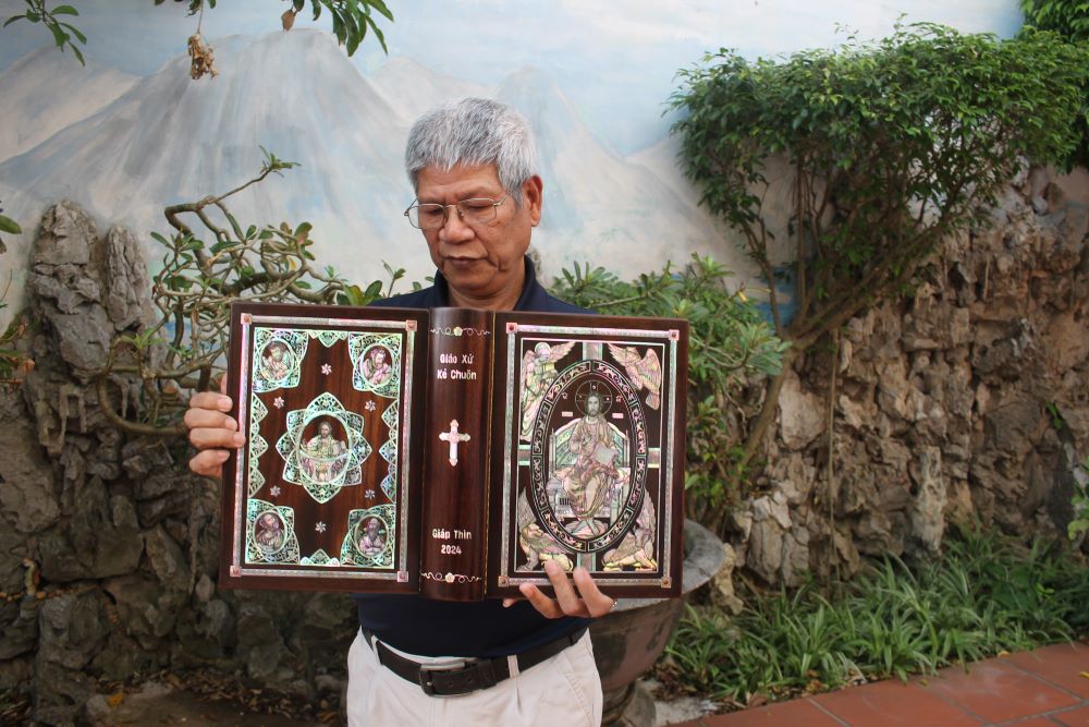 Chủ tịch Hội L&agrave;ng nghề khảm trai Chu&ocirc;n Ngọ (H&agrave; Nội) giới thiệu về sản phẩm khảm trai độc đ&aacute;o. Ảnh: Chu Kh&ocirc;i.