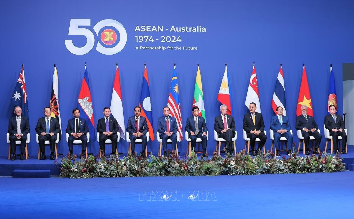 Thủ tướng Australia Anthony Albanese và Thủ tướng Phạm Minh Chính cùng các Trưởng đoàn và Tổng thư ký ASEAN Kao Kim Hourn tại Hội nghị Cấp cao ASEAN - Australia tháng 3/2024. Ảnh: TTXVN.
