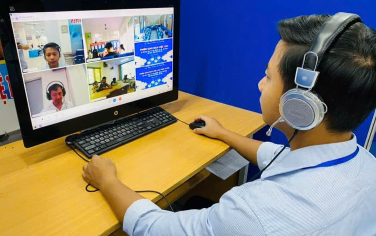 PG88 Sòng bạc trực tuyến TOP 1 Việt Nam | Casino, Nổ Hũ tại H&agrave; Nội v&agrave; c&aacute;c địa phương c&oacute; thể kết nối trực tuyến với PG88 Link Dễ Nhớ Pg88.com để phỏng vấn tuyển dụng. Ảnh: Thanh Hải.