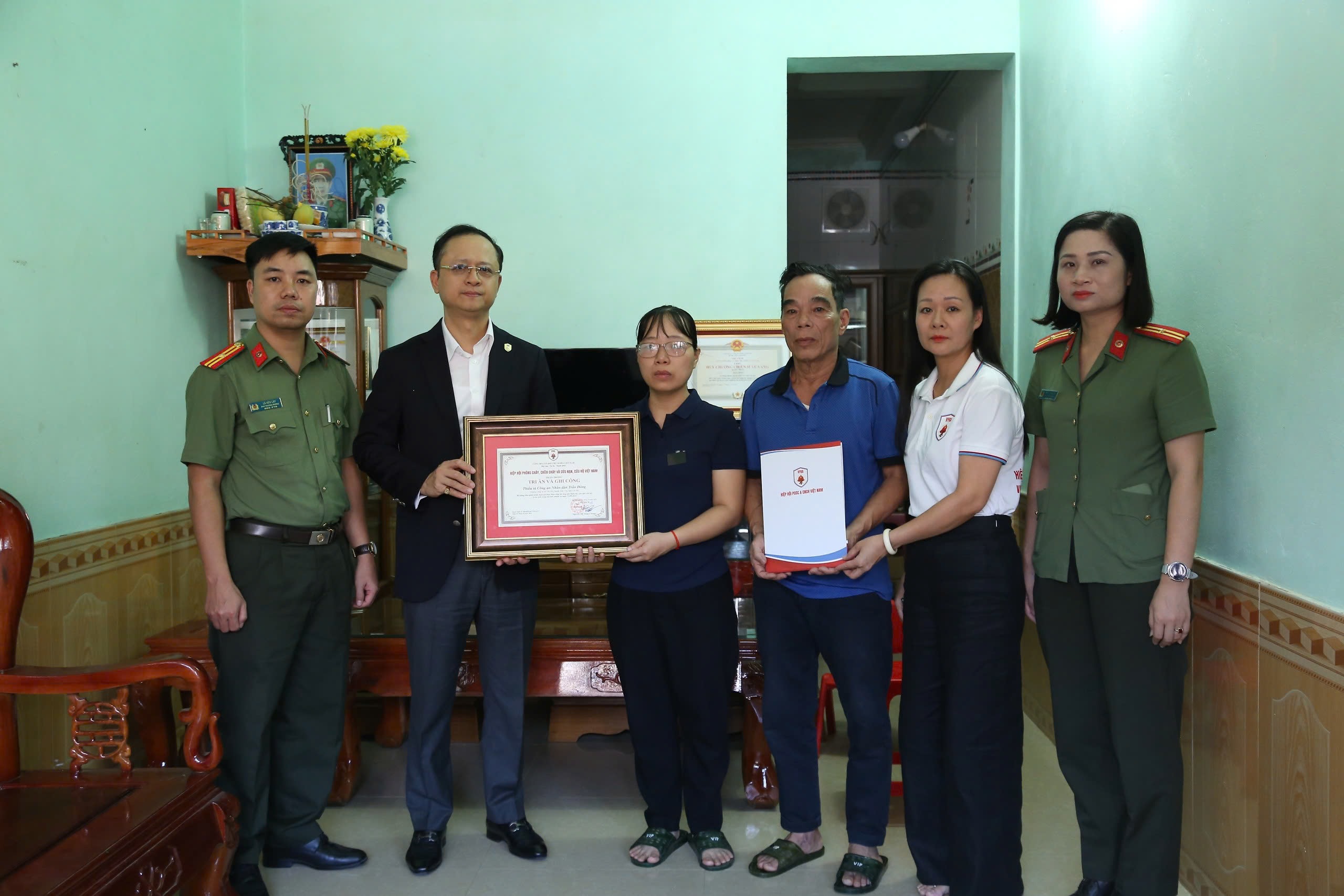 Thăm hỏi gia đ&igrave;nh chiến sỹ hy sinh khi l&agrave;m nhiệm vụ cứu hộ.&nbsp;