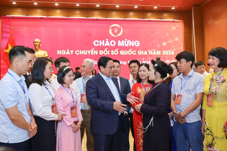 Thủ tướng Phạm Minh Ch&iacute;nh trao đổi với c&aacute;c đại biểu - Ảnh: VGP.