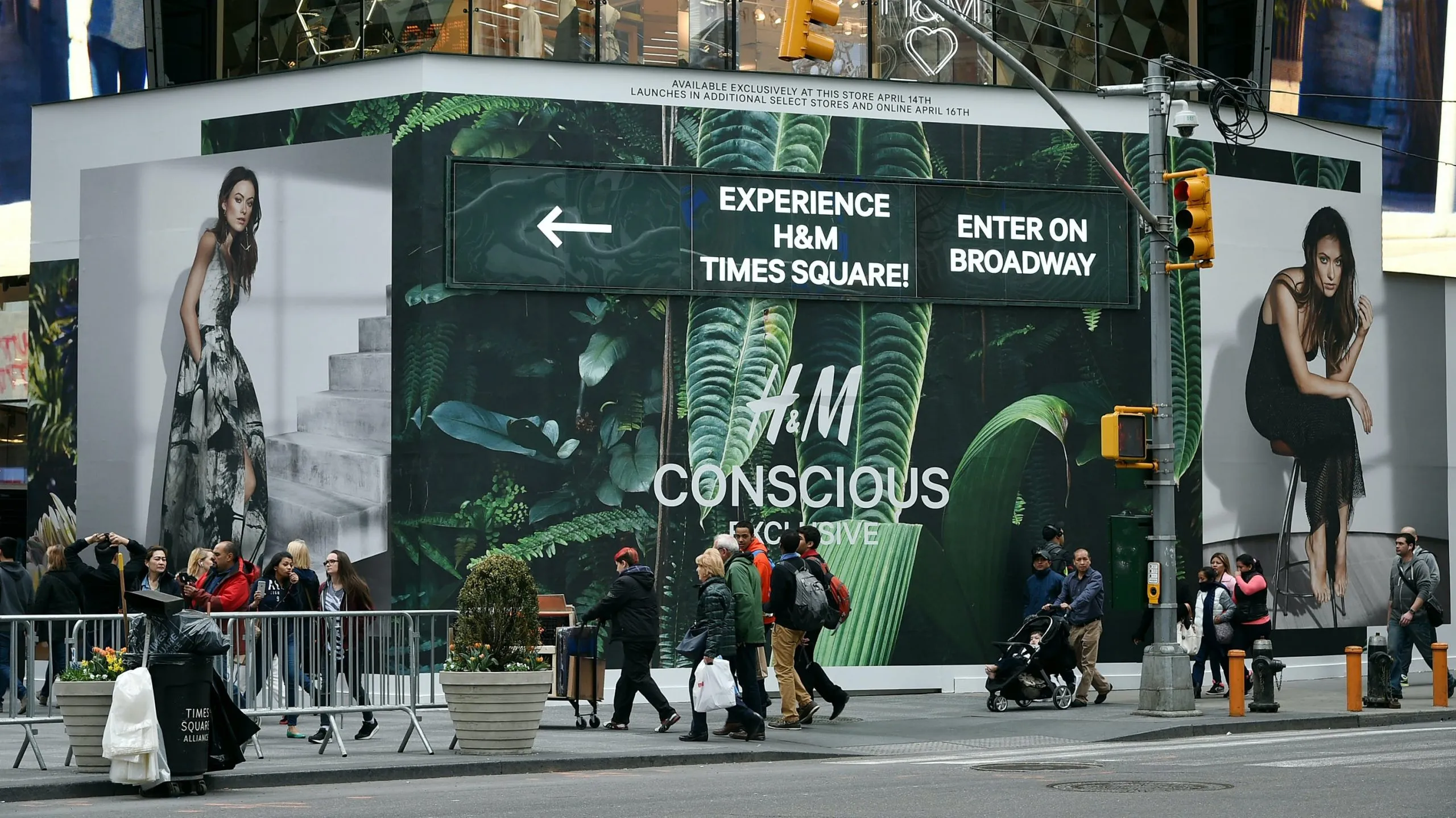 Năm 2022, H&M chi nh&aacute;nh Thụy Điển bị kiện v&igrave; đ&atilde; khiến kh&aacute;ch h&agrave;ng trả nhiều tiền hơn cho c&aacute;c sản phẩm &ldquo;th&acirc;n thiện m&ocirc;i trường&rdquo; .