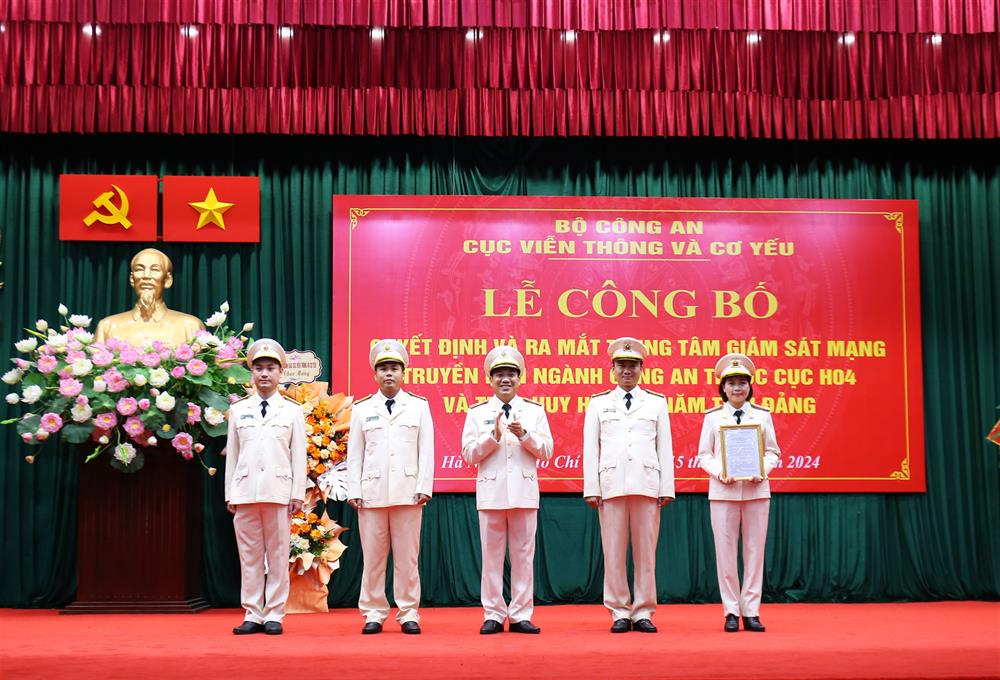 Thiếu tướng Lê Khắc Thuyết trao Quyết định về chức năng, nhiệm vụ, tổ chức bộ máy của Trung tâm giám sát mạng truyền dẫn ngành công an cho lãnh đạo Trung tâm, chiều 15/10.