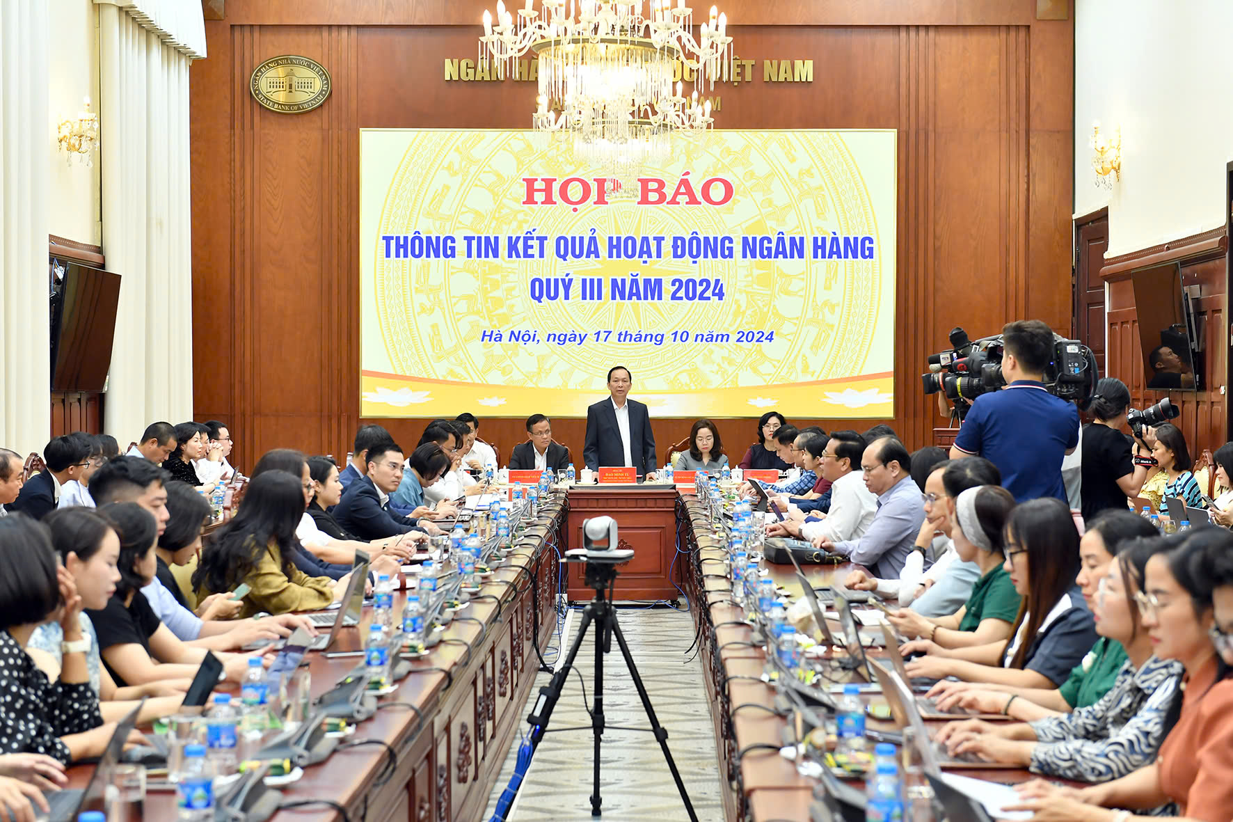 Phó Thống đốc Đào Minh Tú chủ trì họp báo chiều 17/10.