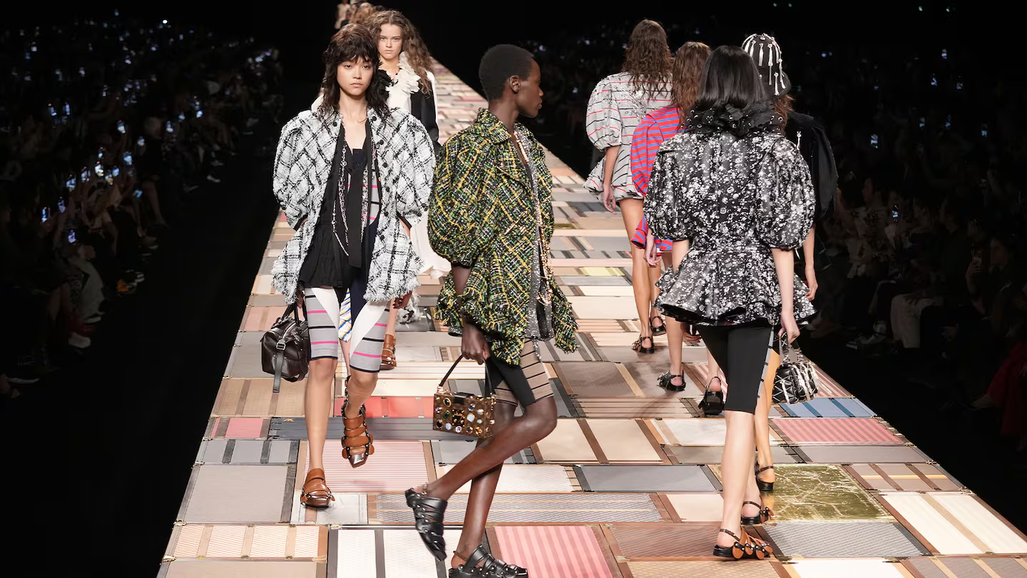 Doanh số b&aacute;n h&agrave;ng giảm tại LVMH c&oacute; thể b&aacute;o hiệu thời kỳ kh&oacute; khăn hơn nữa sắp xảy đến đối với c&aacute;c PG88 Link Dễ Nhớ Pg88.com nhỏ hơn.