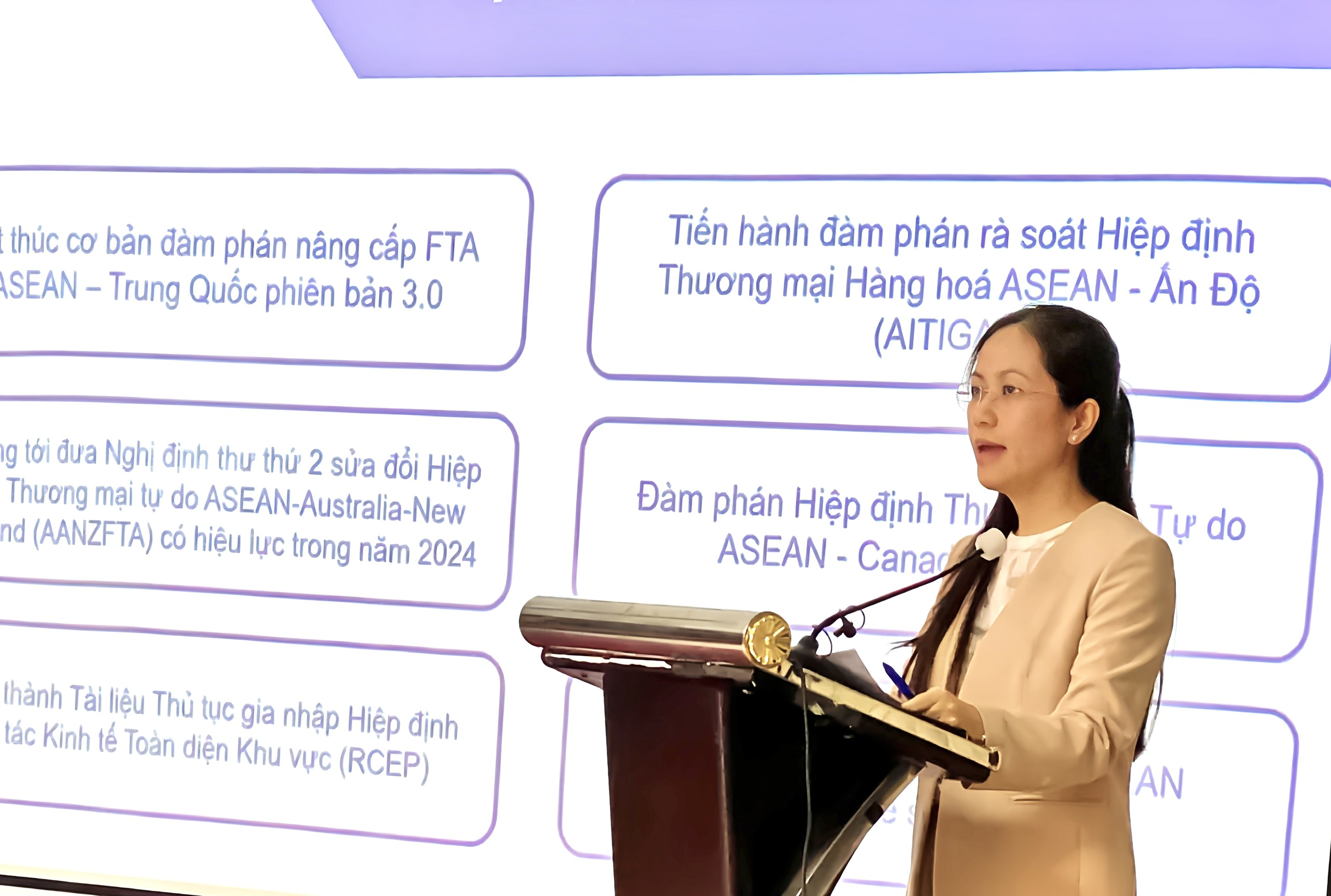 Bà Nguyễn Việt Chi, Phó Vụ trưởng, Vụ Chính sách PG88 Sòng bạc trực tuyến TOP 1 Việt Nam | Casino, Nổ Hũ Đa biên chia sẻ thông tin về Hiệp định khung về PG88 Sòng bạc trực tuyến TOP 1 Việt Nam | Casino, Nổ Hũ ASEAN tai Hội nghị cung cấp thông tin về tình hình và định hướng hợp tác ASEAN chiều ngày 17/10.