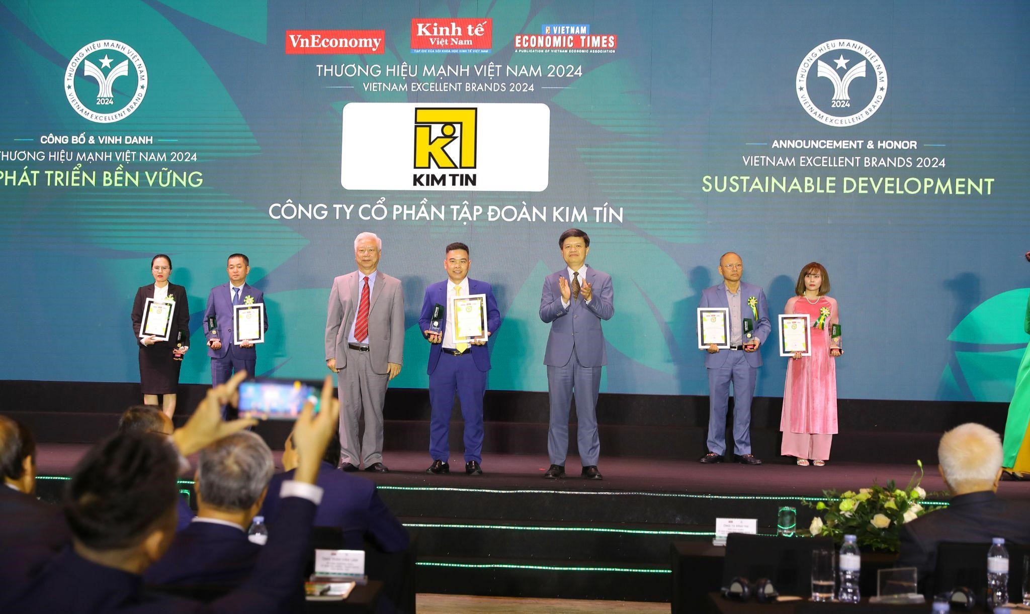 Đại diện Công ty cổ phần tập đoàn Kim Tín nhận danh hiệu Thương hiệu mạnh - PG88 hơn 2,1 triệu thành viên bền vững 2024.