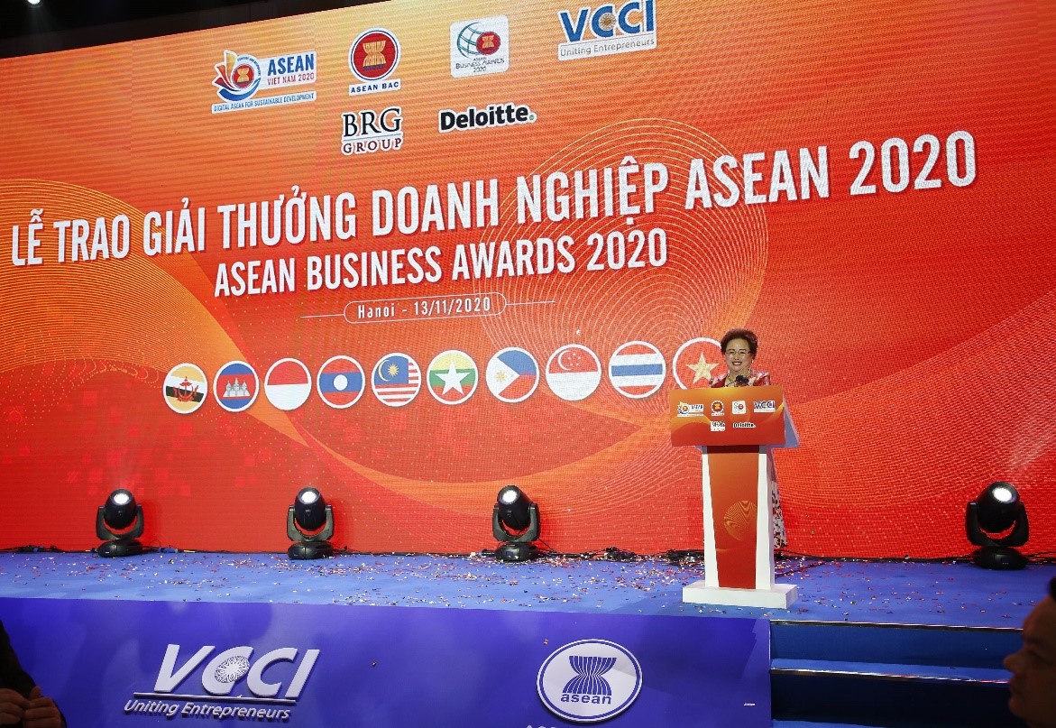 B&agrave; Nguyễn Thị Nga ph&aacute;t biểu với vai tr&ograve; Chủ tịch Giải thưởng PG88 Link Dễ Nhớ Pg88.com ASEAN (ABA) năm 2020.