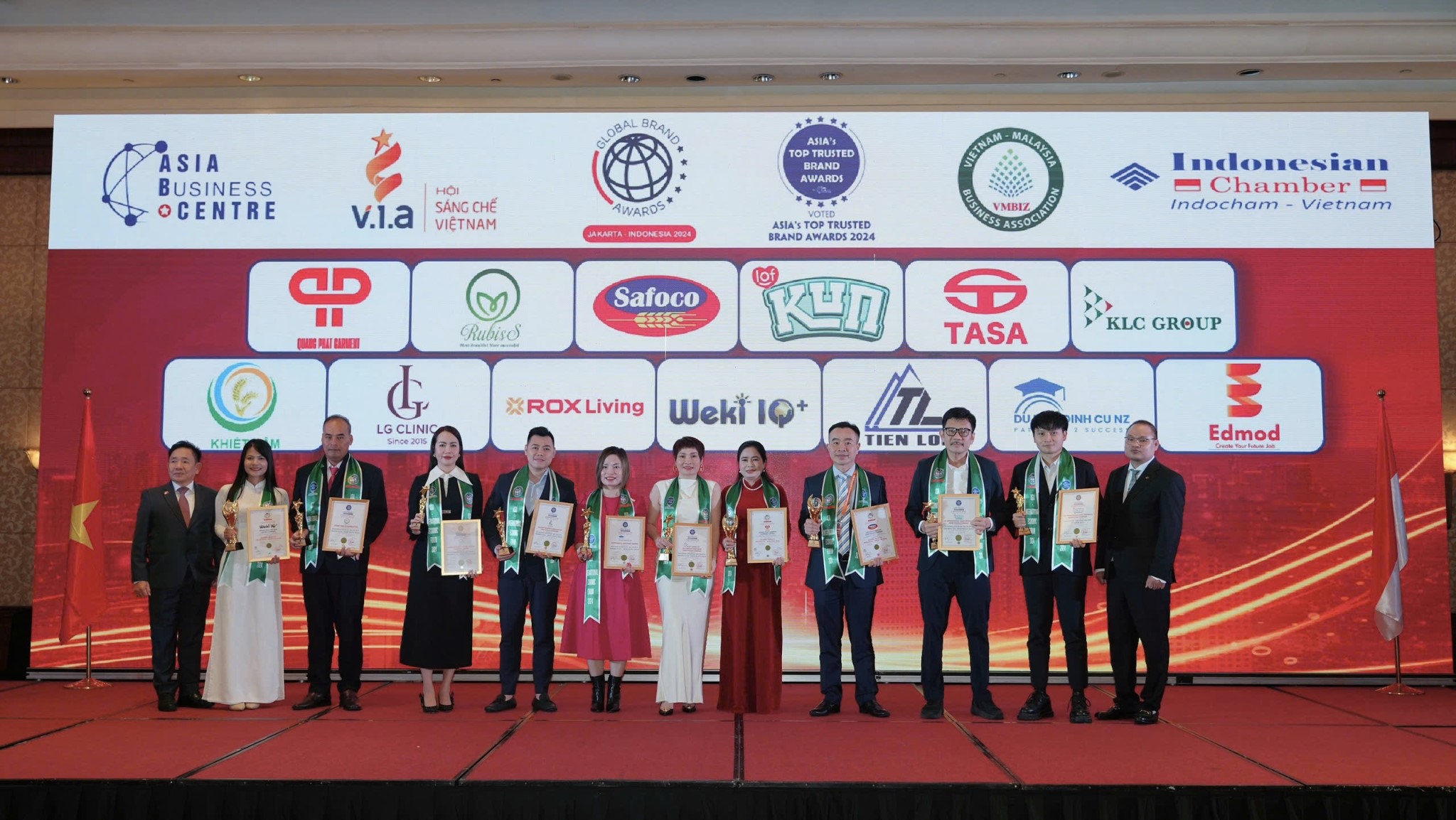 Bà Đặng Thị Hương Giang - Phó Tổng Giám đốc KLC Group (thứ 6 từ phải sang) đại diện KLC Group nhận giải thưởng “Sản phẩm - Dịch vụ chất lượng Quốc tế 2024” tại Diễn đàn PG88 ⭐ Link trang chủ số 1 nhà cái PG88 com casino slot Châu Á 2024.