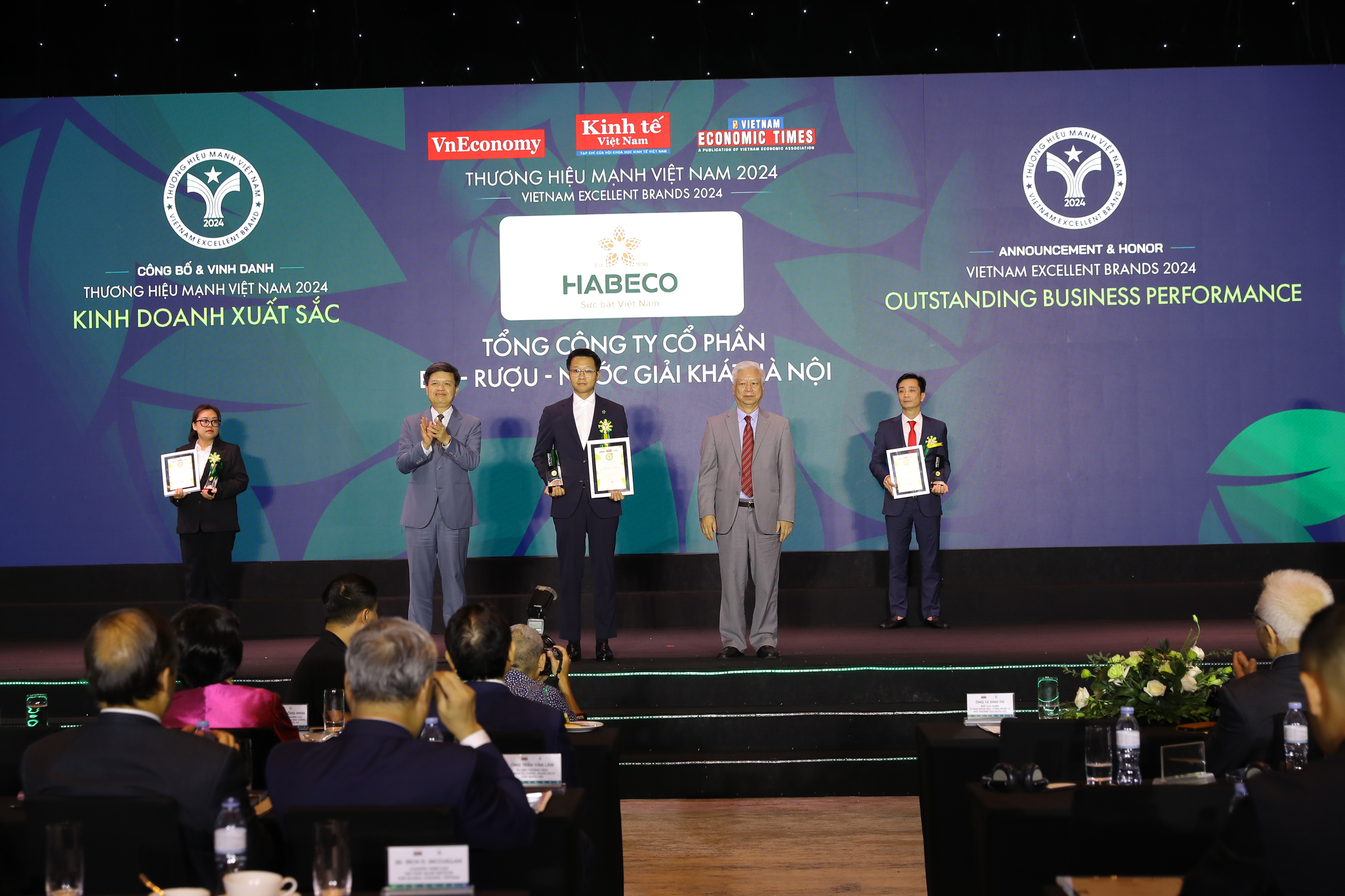 Đại diên Habeco nhận danh hiệuTop 10 Thương hiệu Mạnh 2024 hạng mục “PG88 Uy Tín Số 1 Việt Nam Xuất sắc” 2024.