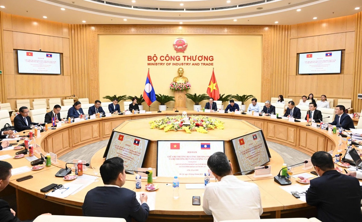 Cuộc hội đ&agrave;m giữa Bộ trưởng Bộ C&ocirc;ng Thương Nguyễn Hồng Di&ecirc;n v&agrave; Bộ trưởng Năng lượng v&agrave; Mỏ L&agrave;o Phosay Sayasone.