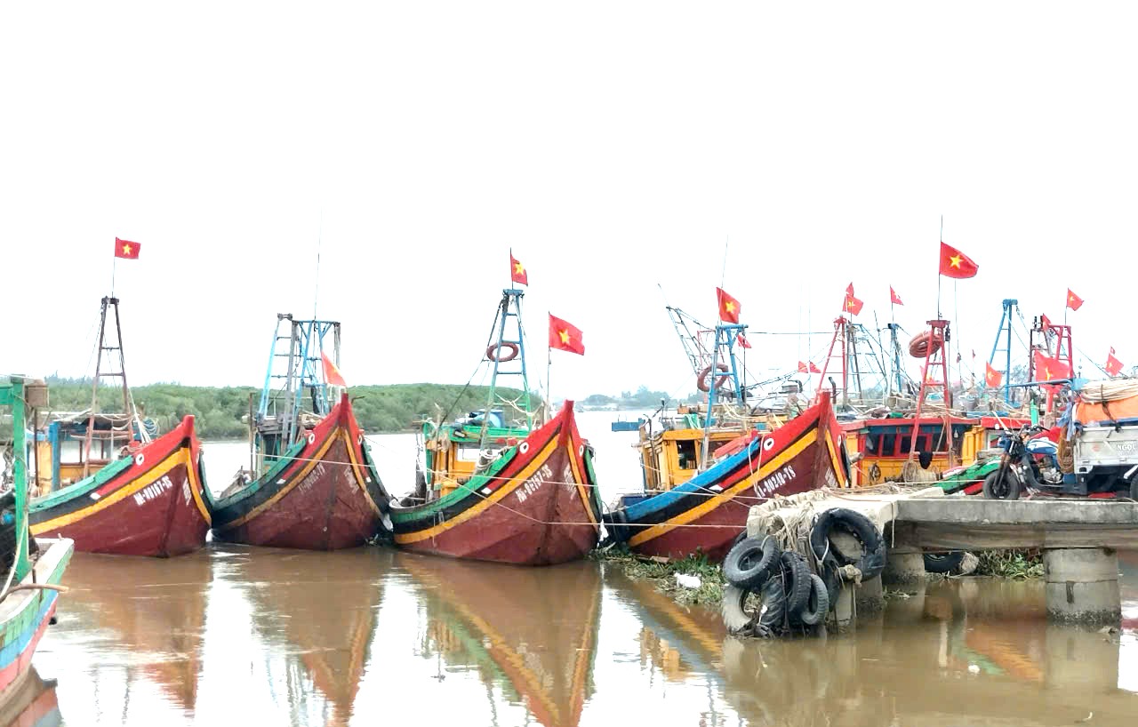 T&agrave;u thuyền c&ocirc;ng suất lớn của ngư d&acirc;n Diễn Ch&acirc;u (Nghệ An) neo đậu tại cảng c&aacute; Lạch Vạn
