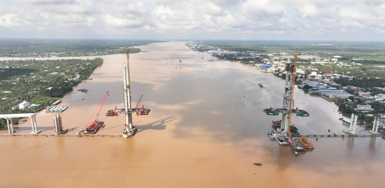 Sau hai năm rưỡi thi c&ocirc;ng, c&ocirc;ng tr&igrave;nh cầu Rạch Miễu 2 đ&atilde; ho&agrave;n th&agrave;nh đạt 65% tổng khối lượng. Ảnh: BQLDA Mỹ Thuận.