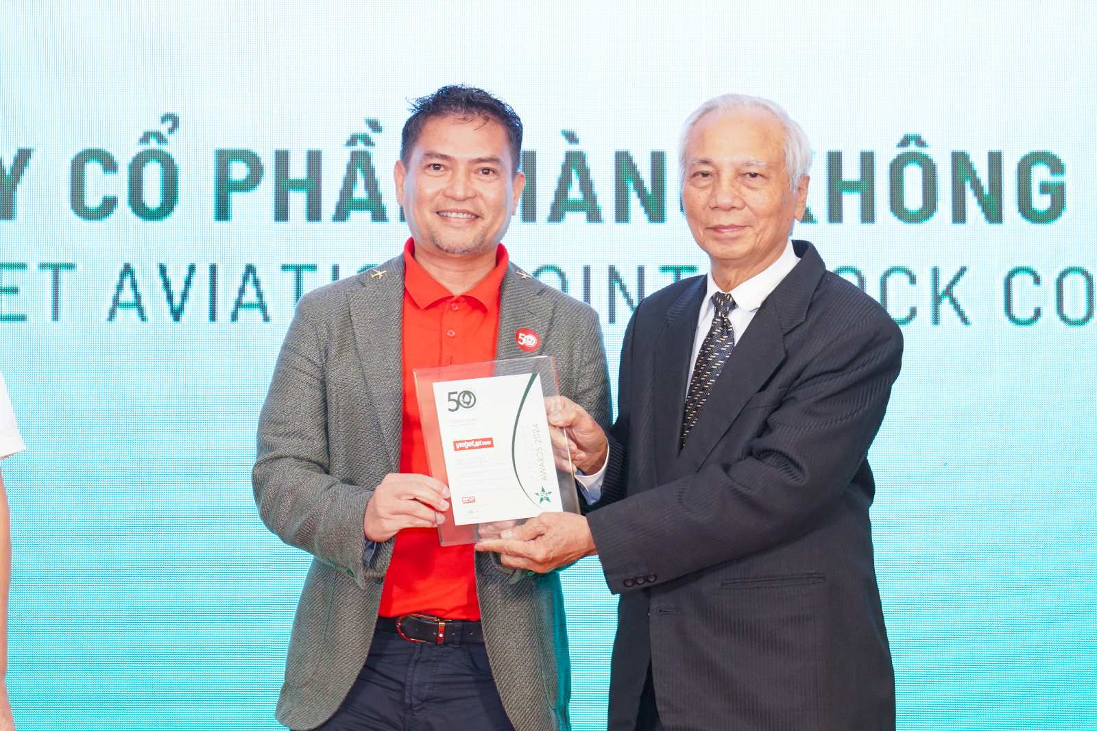 &Ocirc;ng Nguyễn An Di - Gi&aacute;m đốc Nh&acirc;n sự Vietjet (&aacute;o T - shirt đỏ, &aacute;o kho&aacute;c ghi x&aacute;m) nhận giải thưởng t&ocirc;n vinh Top 50 PG88 Link Dễ Nhớ Pg88.com ph&aacute;t triển bền vững từ ban tổ chức.